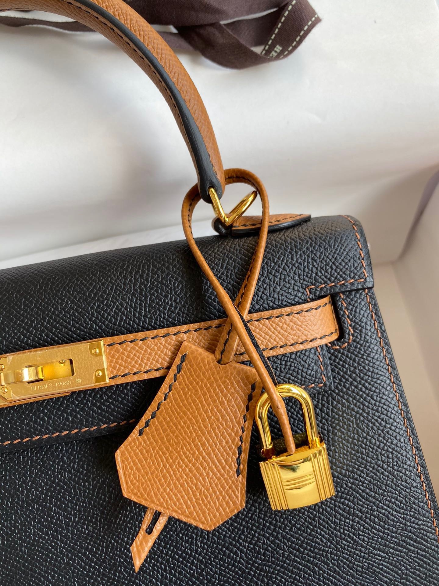 H**mes kelly sellier 25 bicolor bag in black and gold epsom calfskin