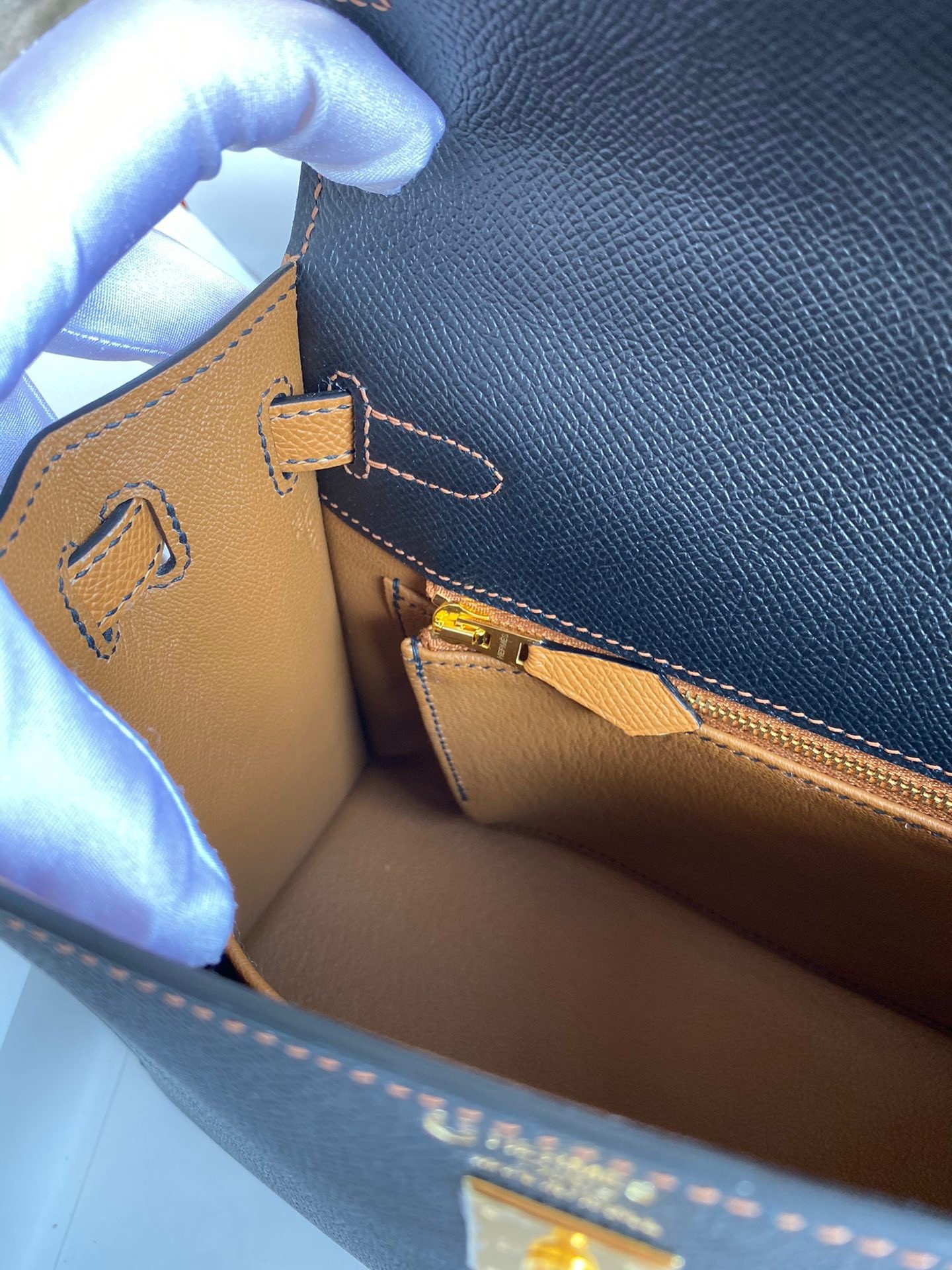 H**mes kelly sellier 25 bicolor bag in black and gold epsom calfskin