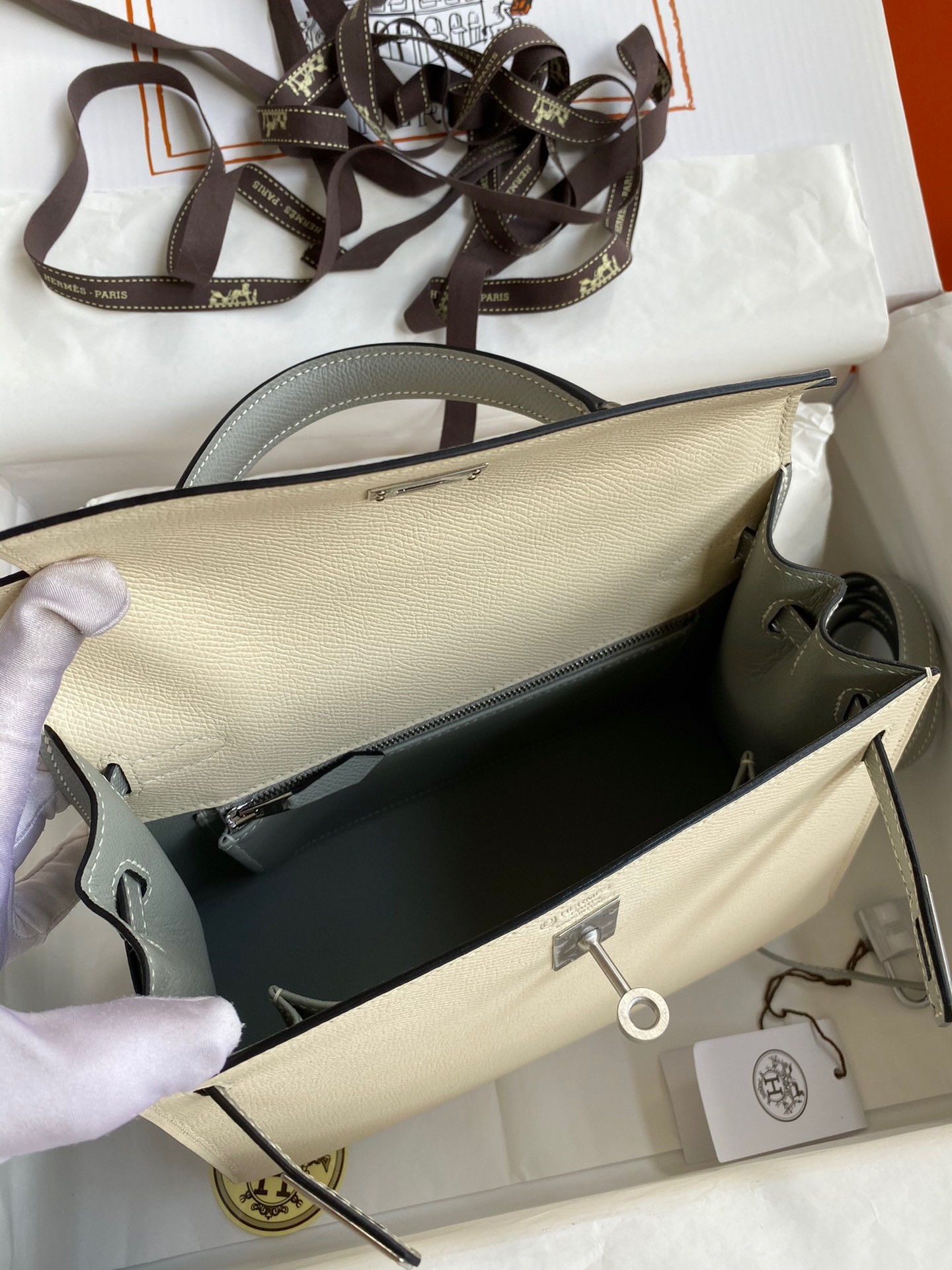 H**mes kelly sellier 25 bicolor bag in craie and gris mouette epsom calfskin