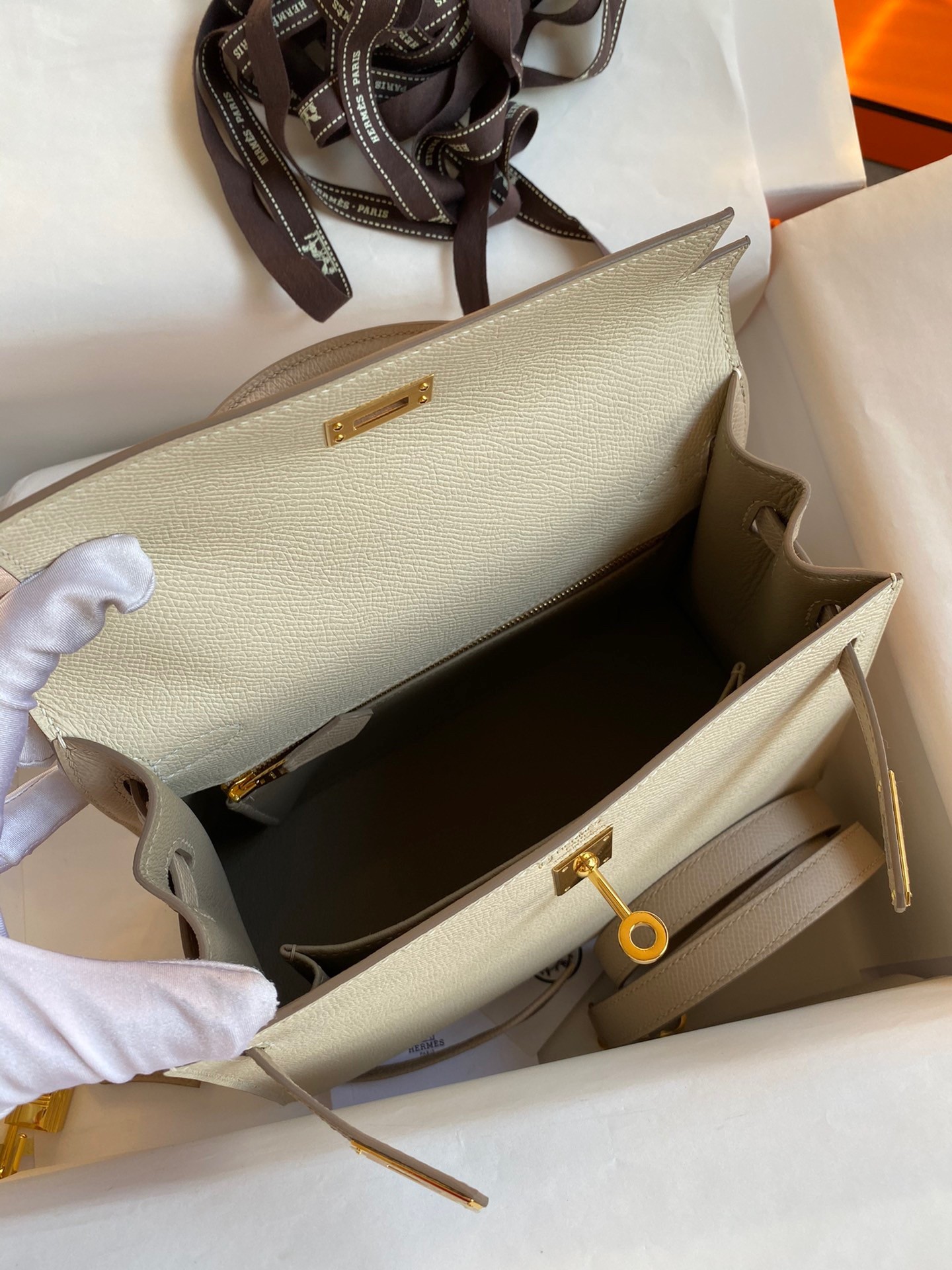 H**mes kelly sellier 25 bicolor bag in craie and trench epsom calfskin