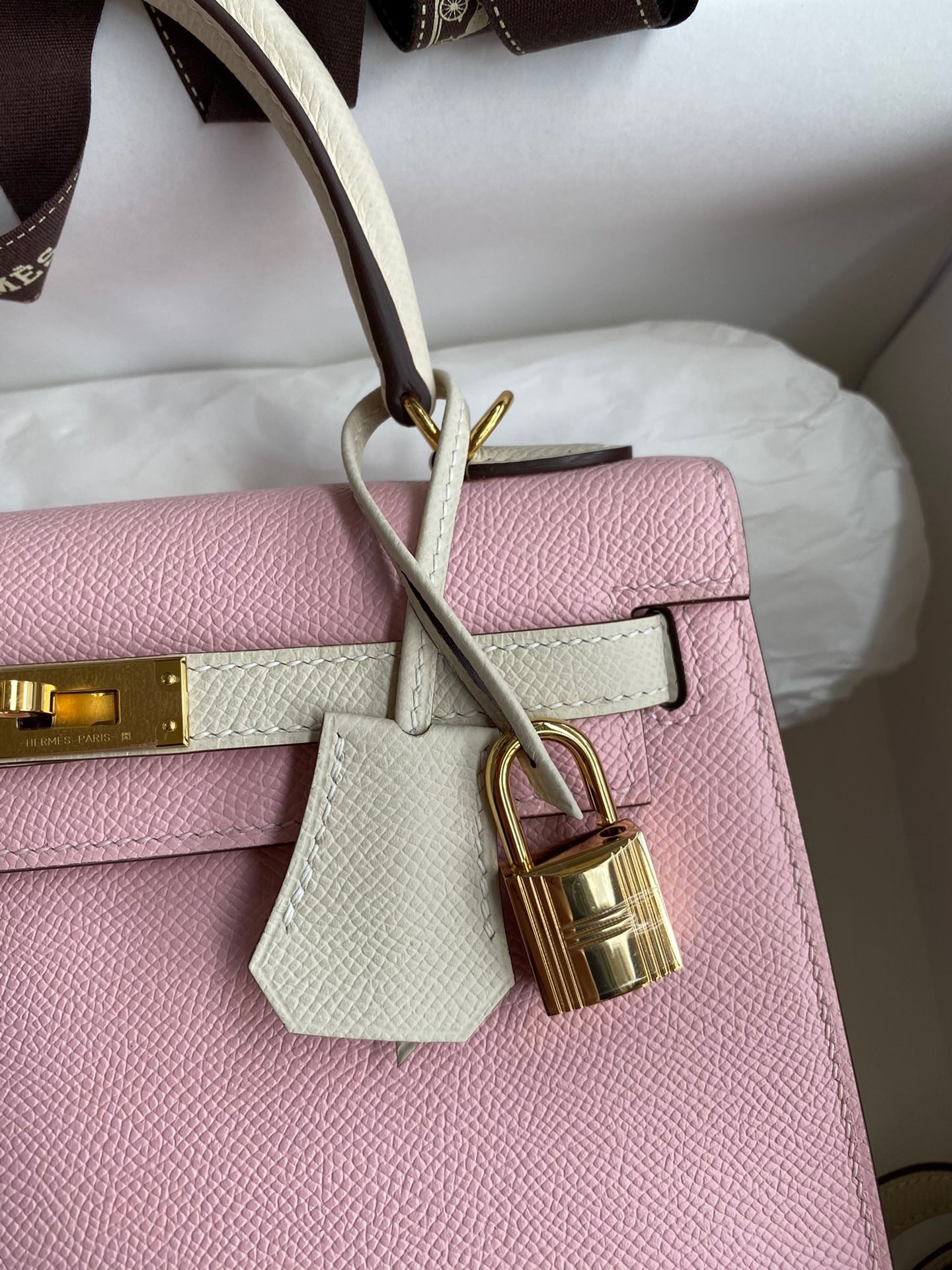 H**mes kelly sellier 25 bicolor bag in rose sakura and craie epsom calfskin