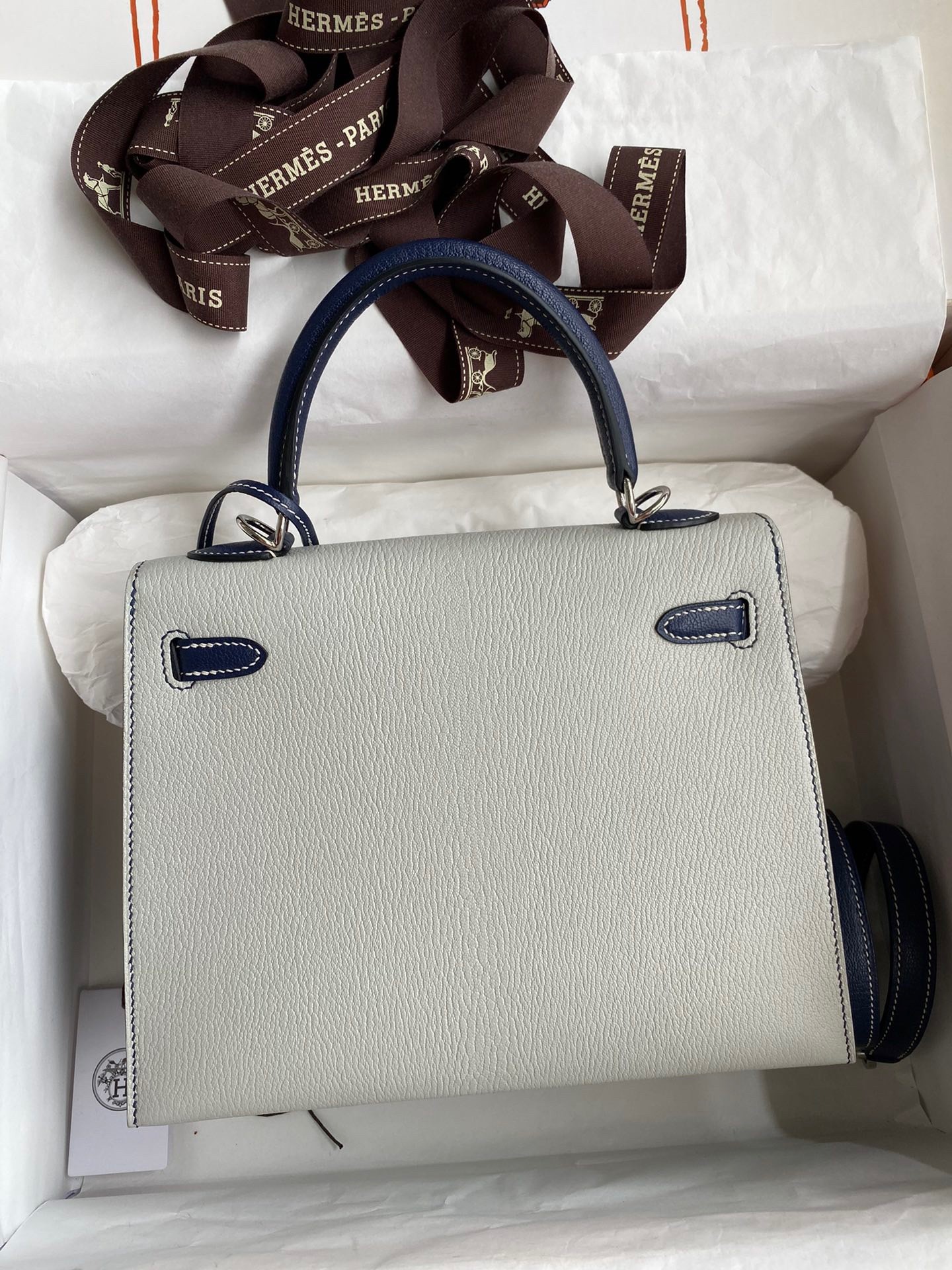 H**mes kelly sellier 25 bicolor bag in pearl grey and blue mysore goatskin