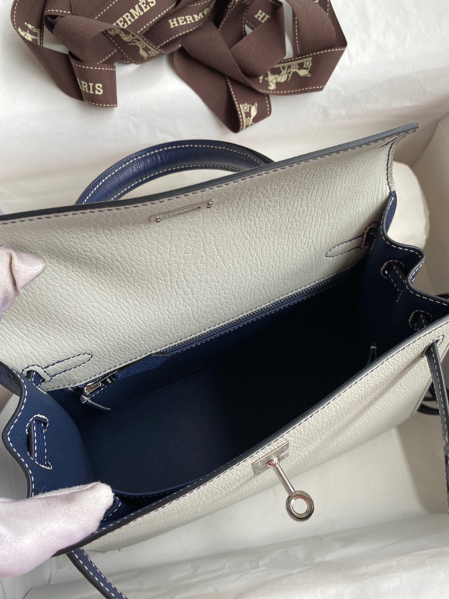 H**mes kelly sellier 25 bicolor bag in pearl grey and blue mysore goatskin