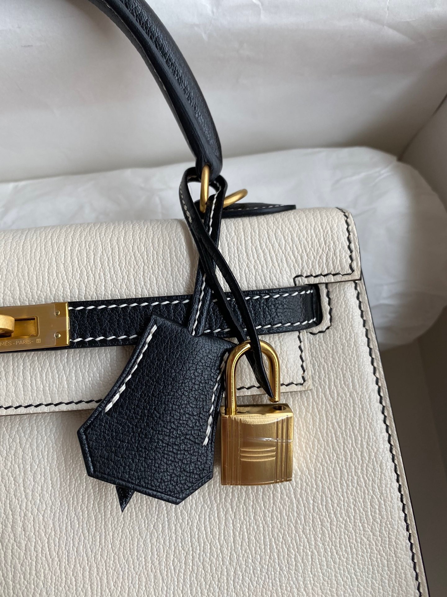 H**mes kelly sellier 25 bicolor bag in white and black mysore goatskin