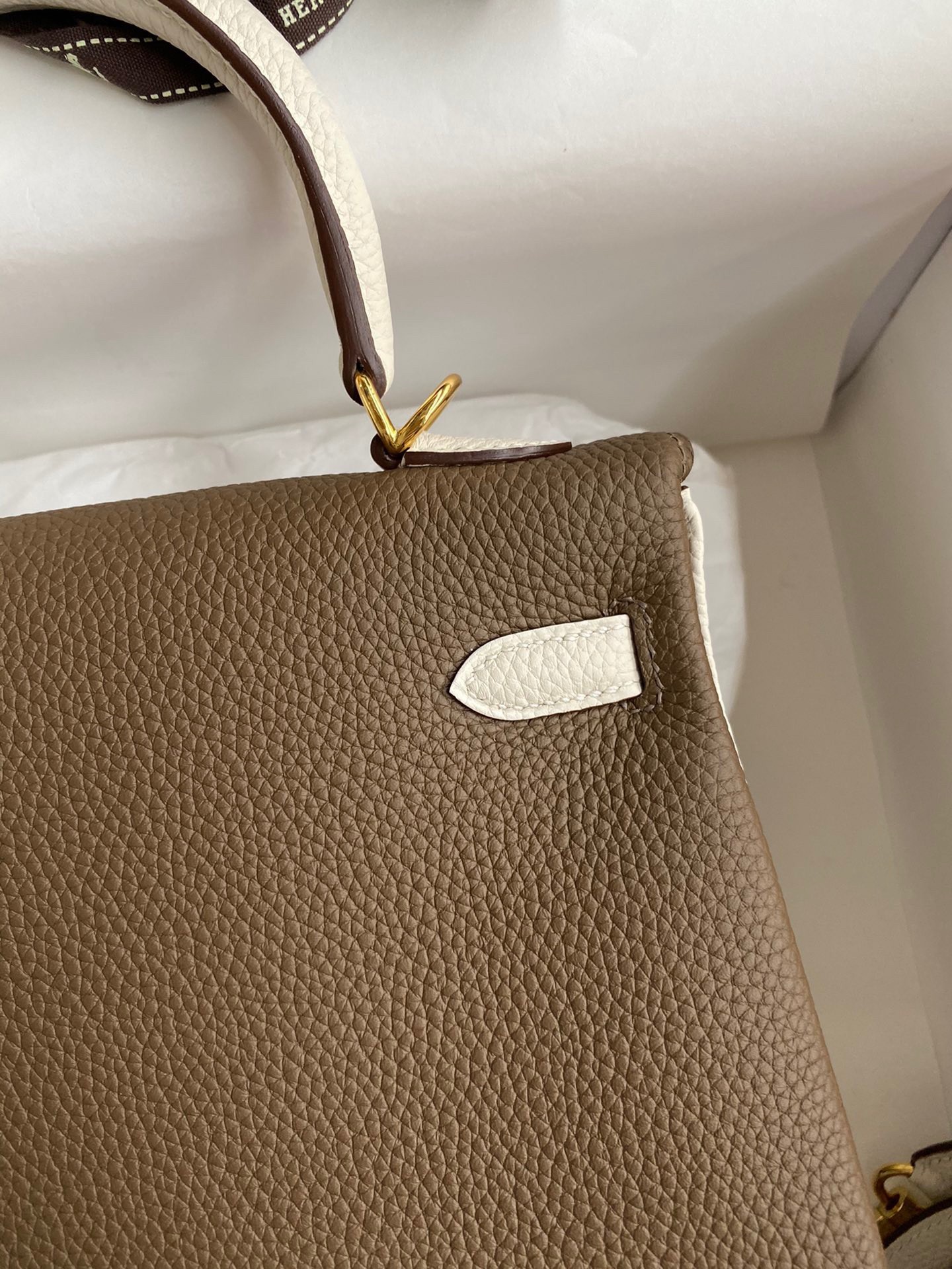 H**mes kelly retourne 25 bicolor bag in taupe and craie clemence calfskin