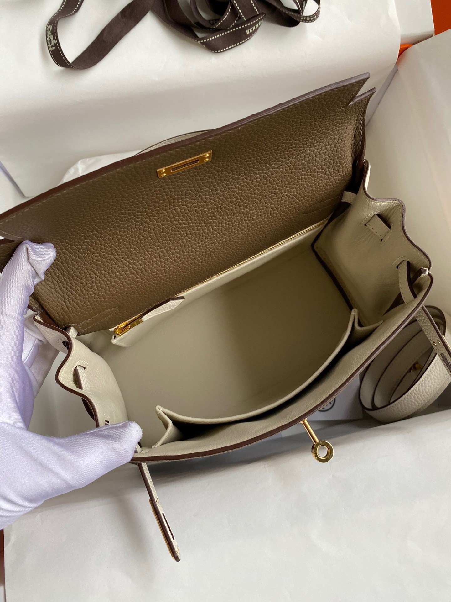 H**mes kelly retourne 25 bicolor bag in taupe and craie clemence calfskin