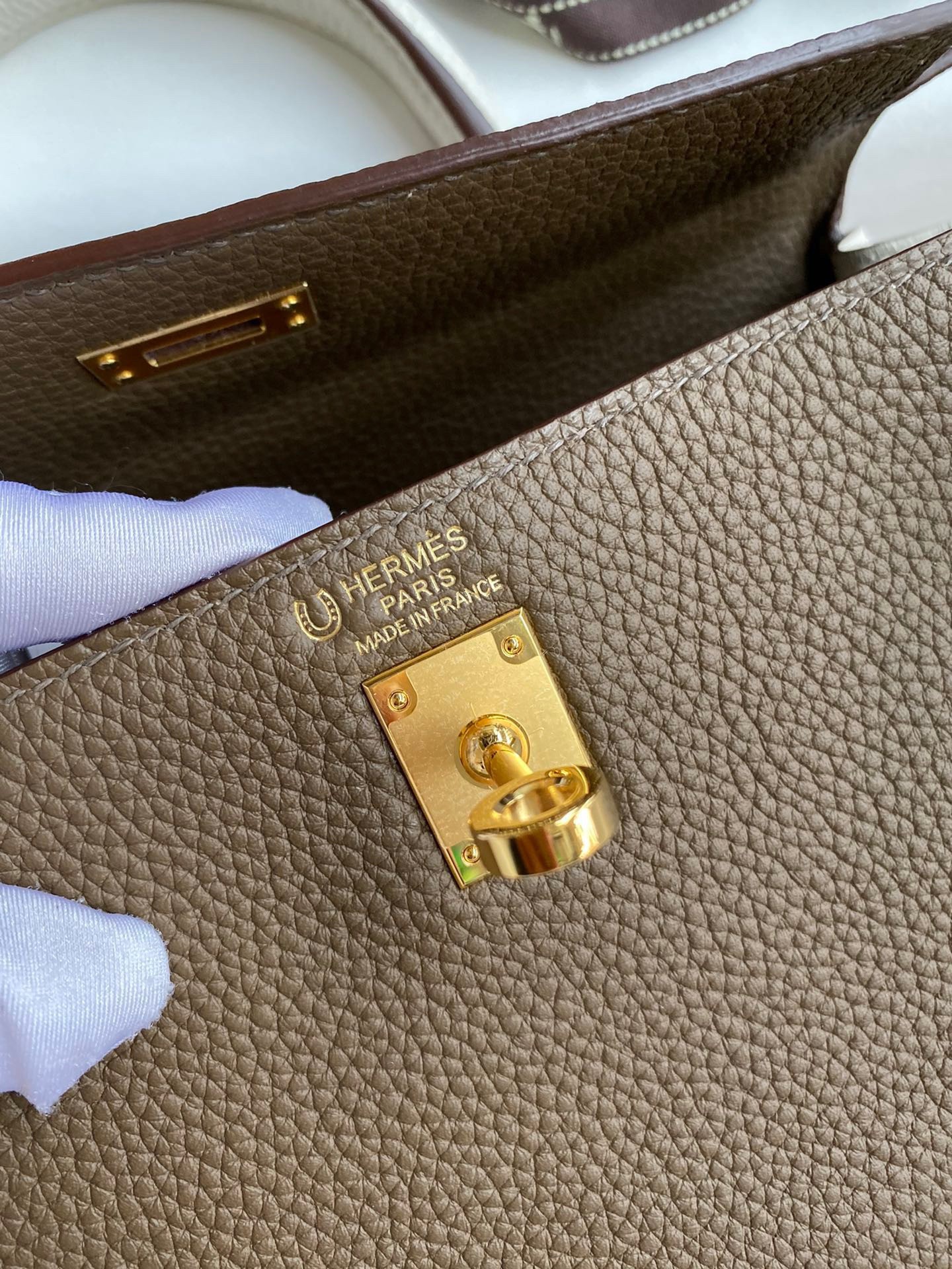 H**mes kelly retourne 25 bicolor bag in taupe and craie clemence calfskin