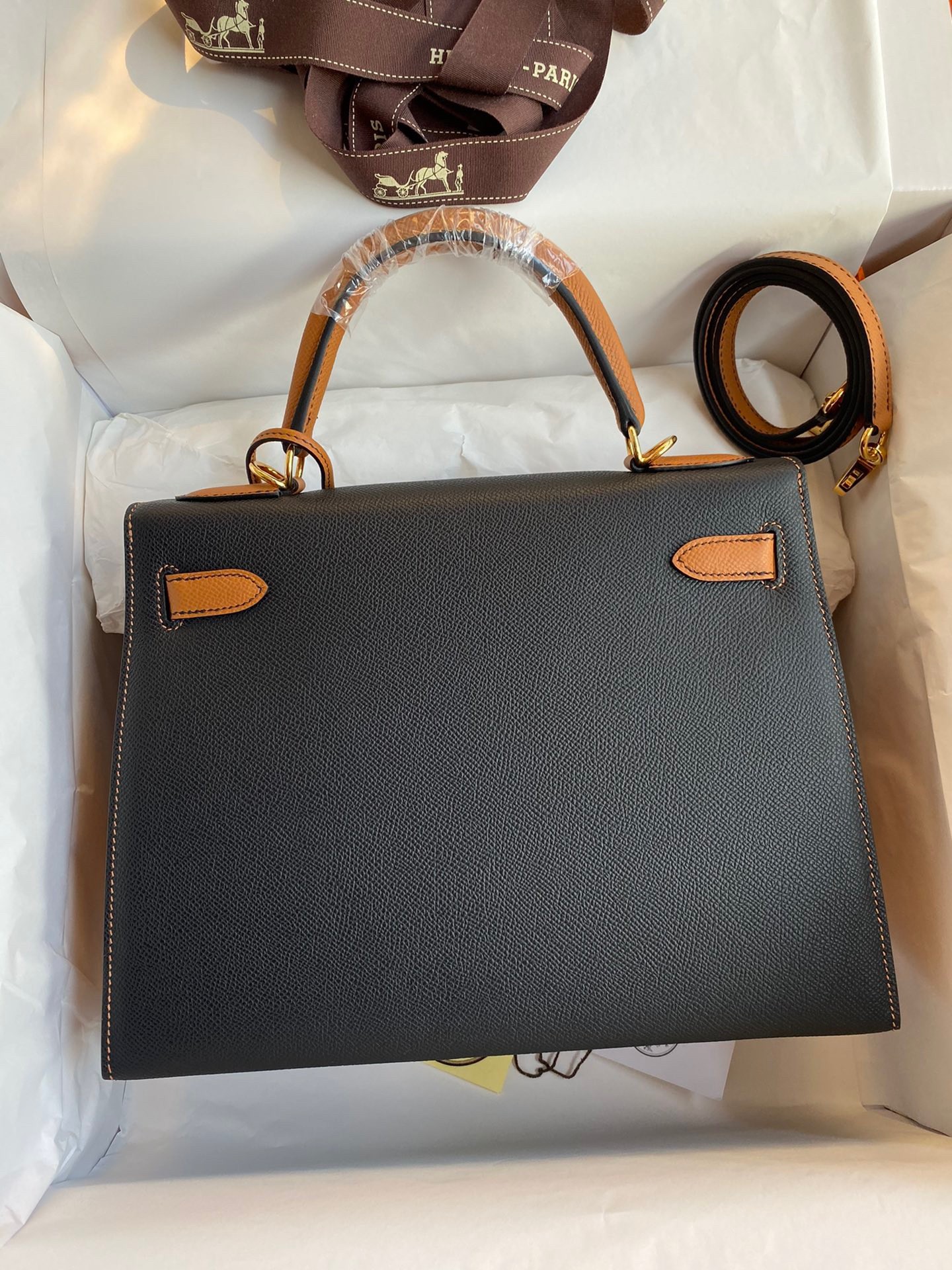 H**mes kelly sellier 28 bicolor bag in black and gold epsom calfskin