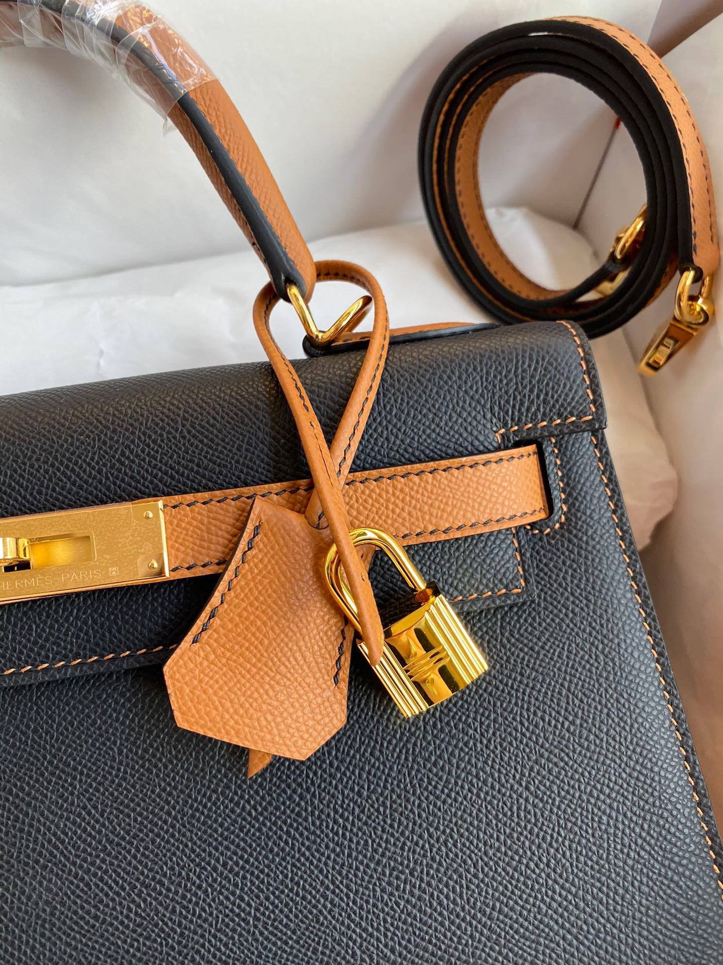 H**mes kelly sellier 28 bicolor bag in black and gold epsom calfskin