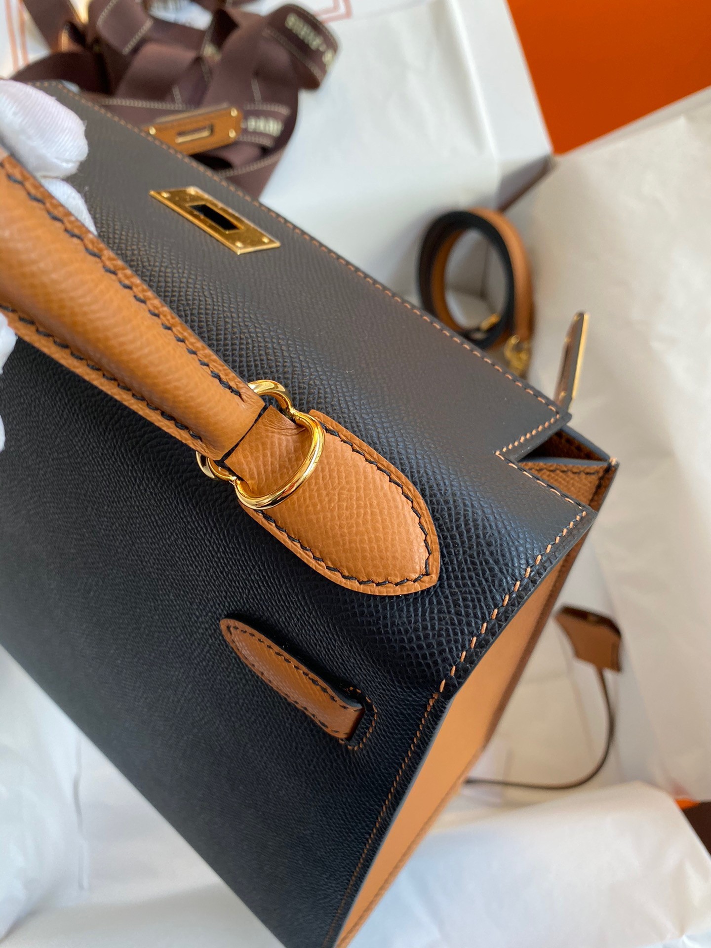 H**mes kelly sellier 28 bicolor bag in black and gold epsom calfskin