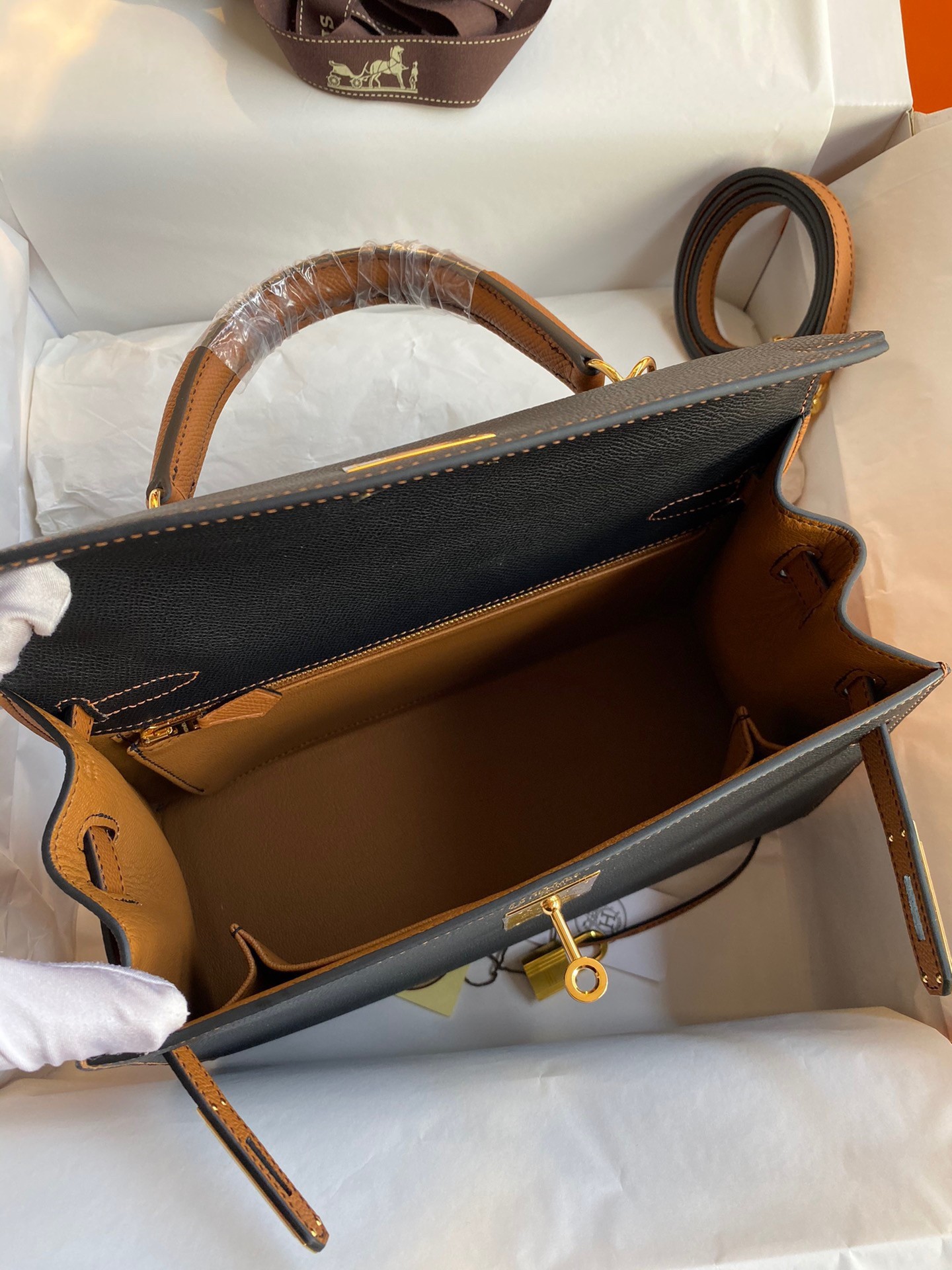 H**mes kelly sellier 28 bicolor bag in black and gold epsom calfskin