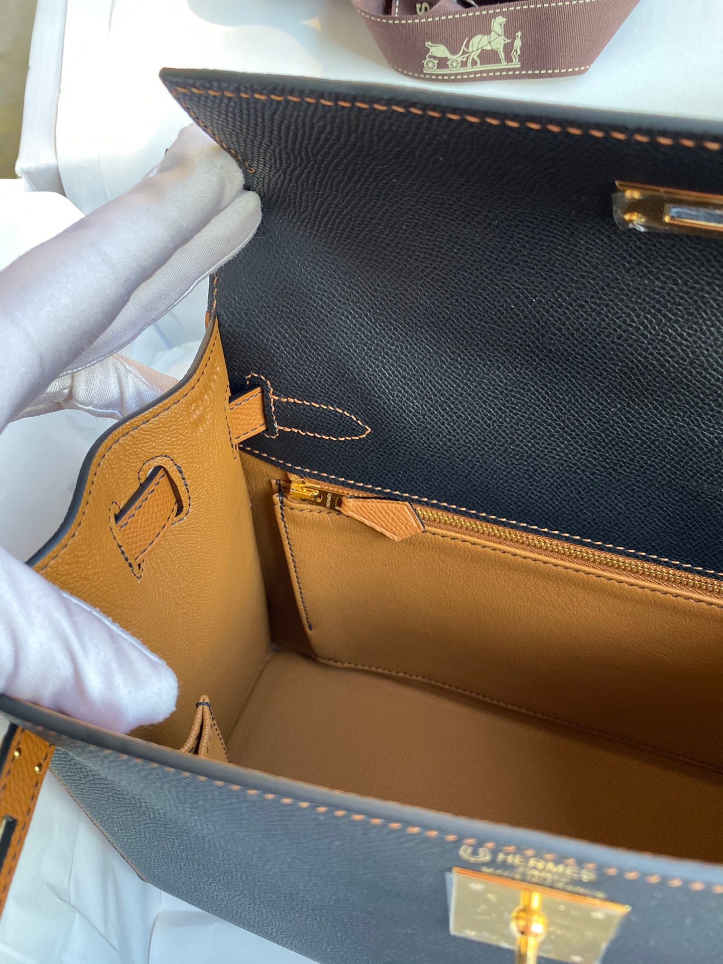 H**mes kelly sellier 28 bicolor bag in black and gold epsom calfskin