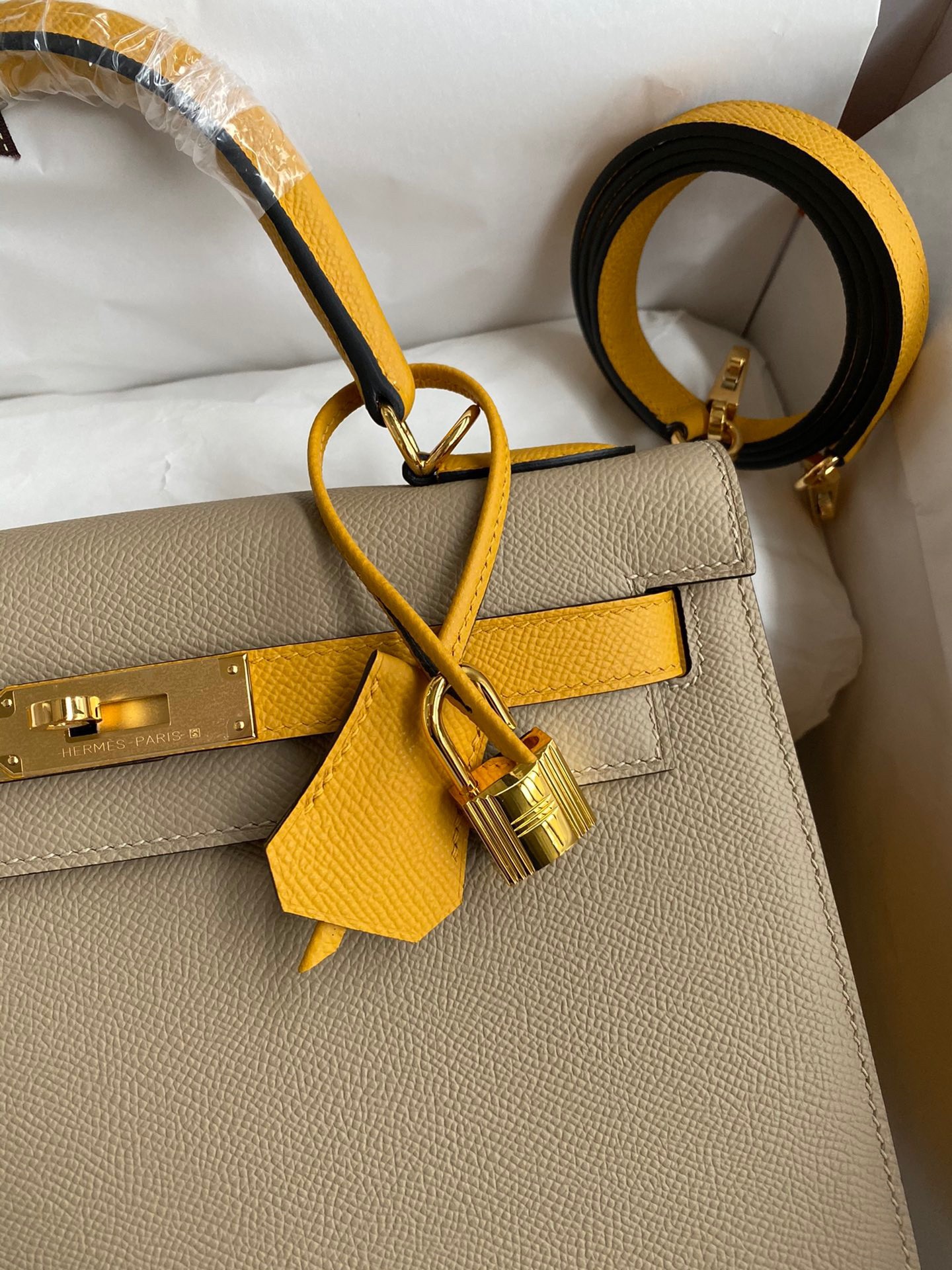 H**mes kelly sellier 28 bicolor bag in trench and yellow epsom calfskin