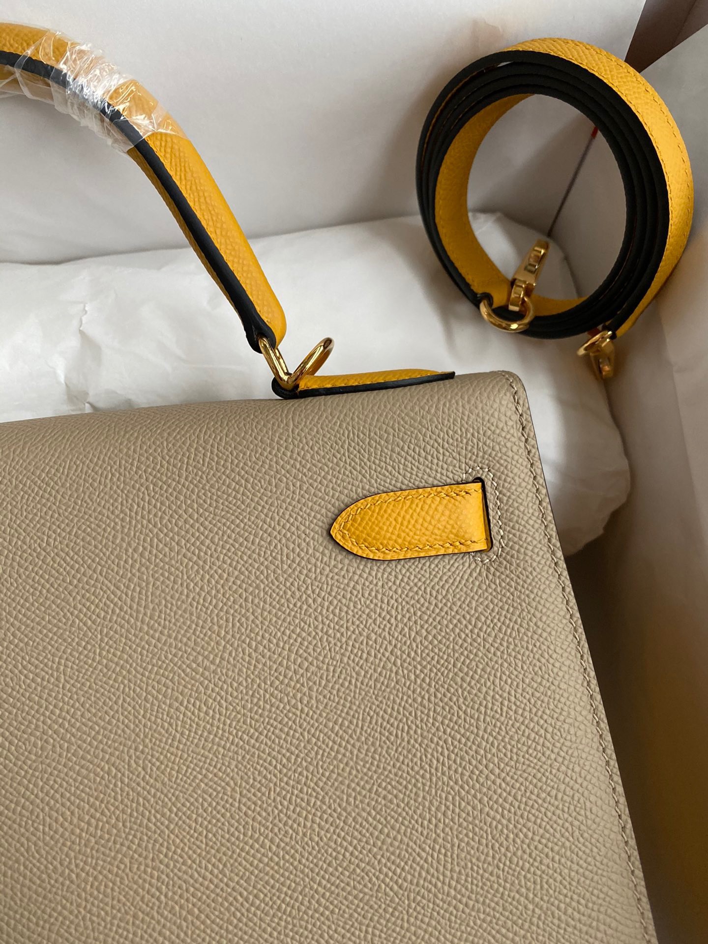 H**mes kelly sellier 28 bicolor bag in trench and yellow epsom calfskin