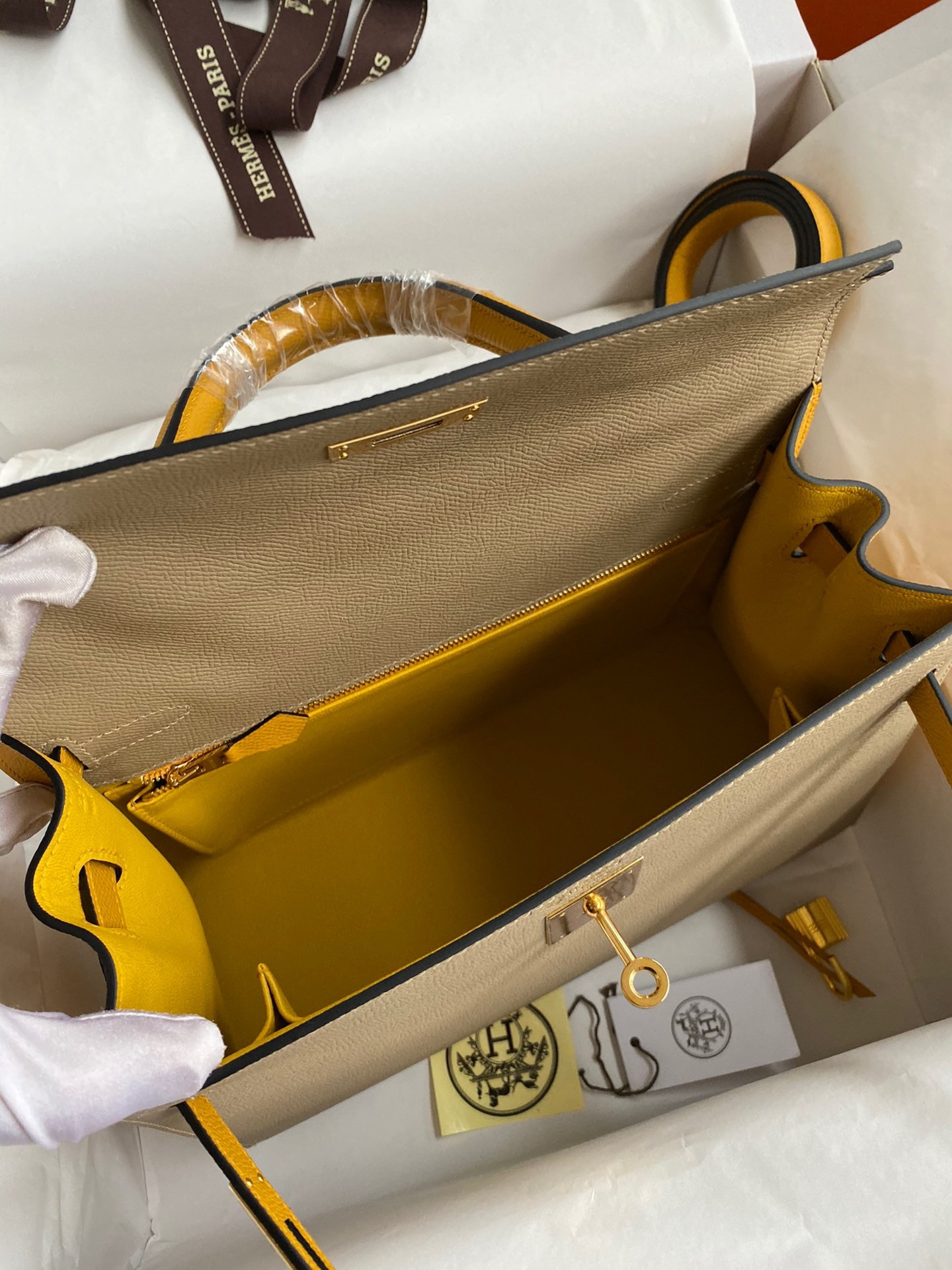 H**mes kelly sellier 28 bicolor bag in trench and yellow epsom calfskin