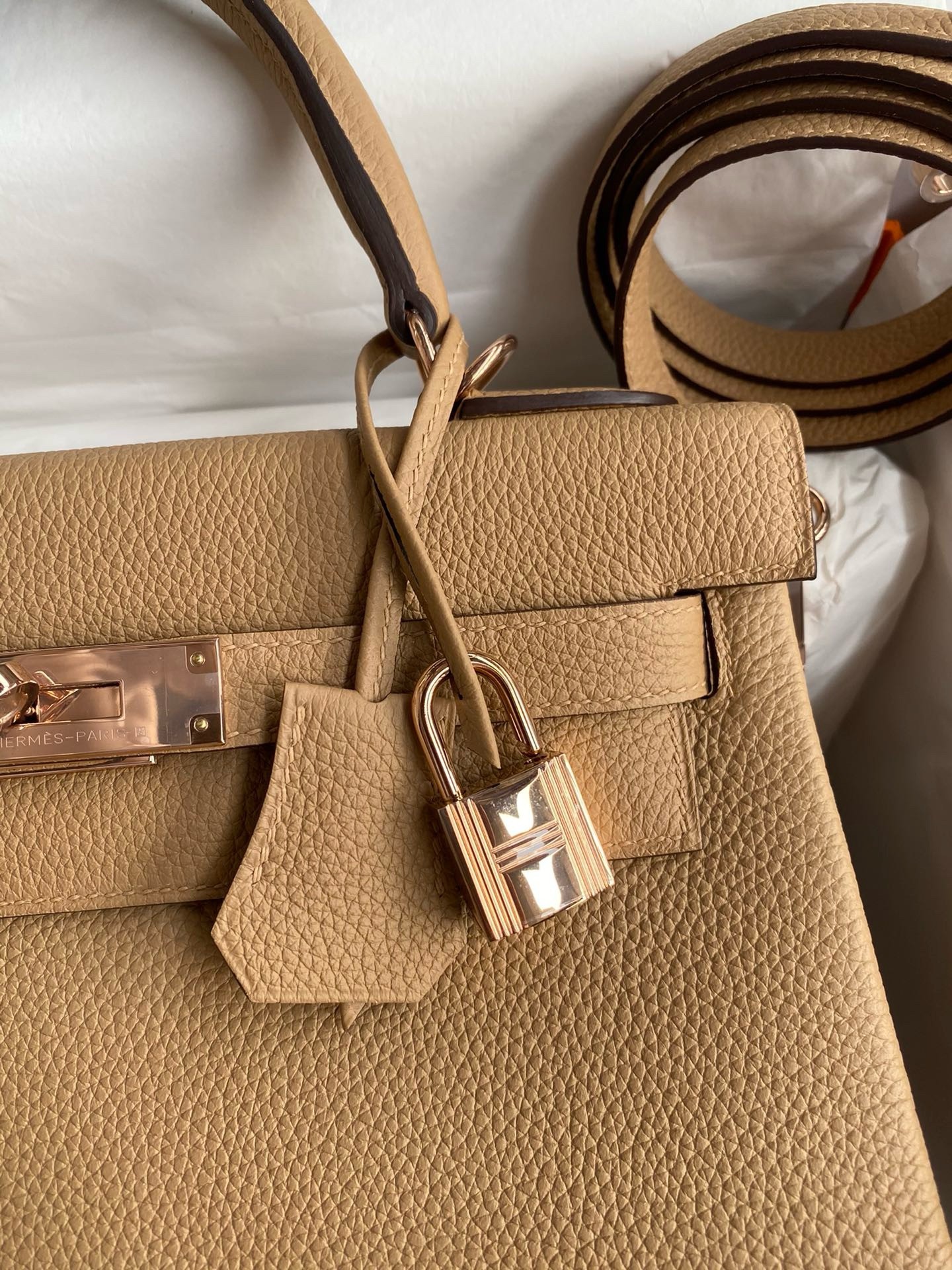 H**mes kelly retourne 28 handmade bag in chai clemence leather