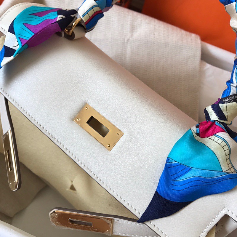 H**mes kelly retourne 28 handmade bag in craie swift calfskin