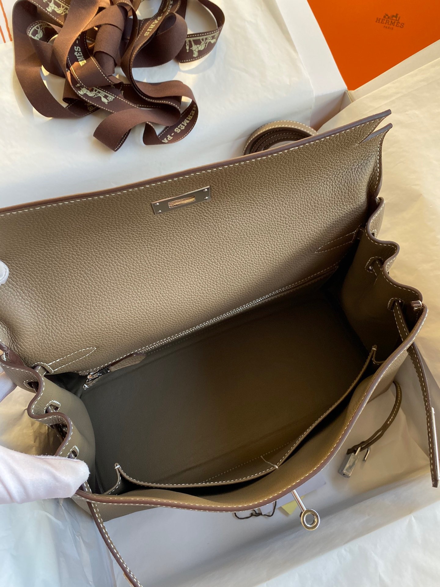 H**mes kelly retourne 32 handmade bag in taupe clemence leather