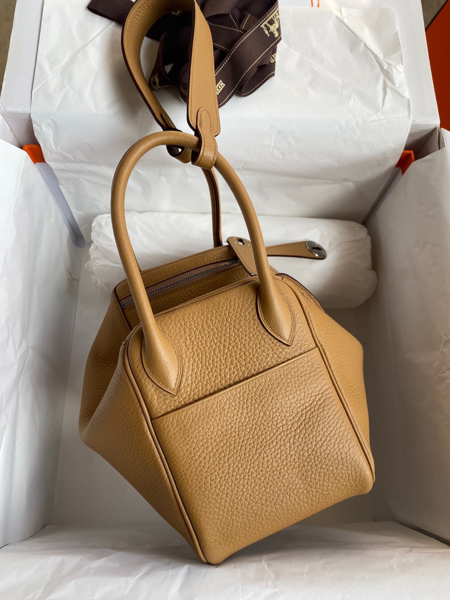 H**mes lindy 26 handmade bag in biscuit clemence leather