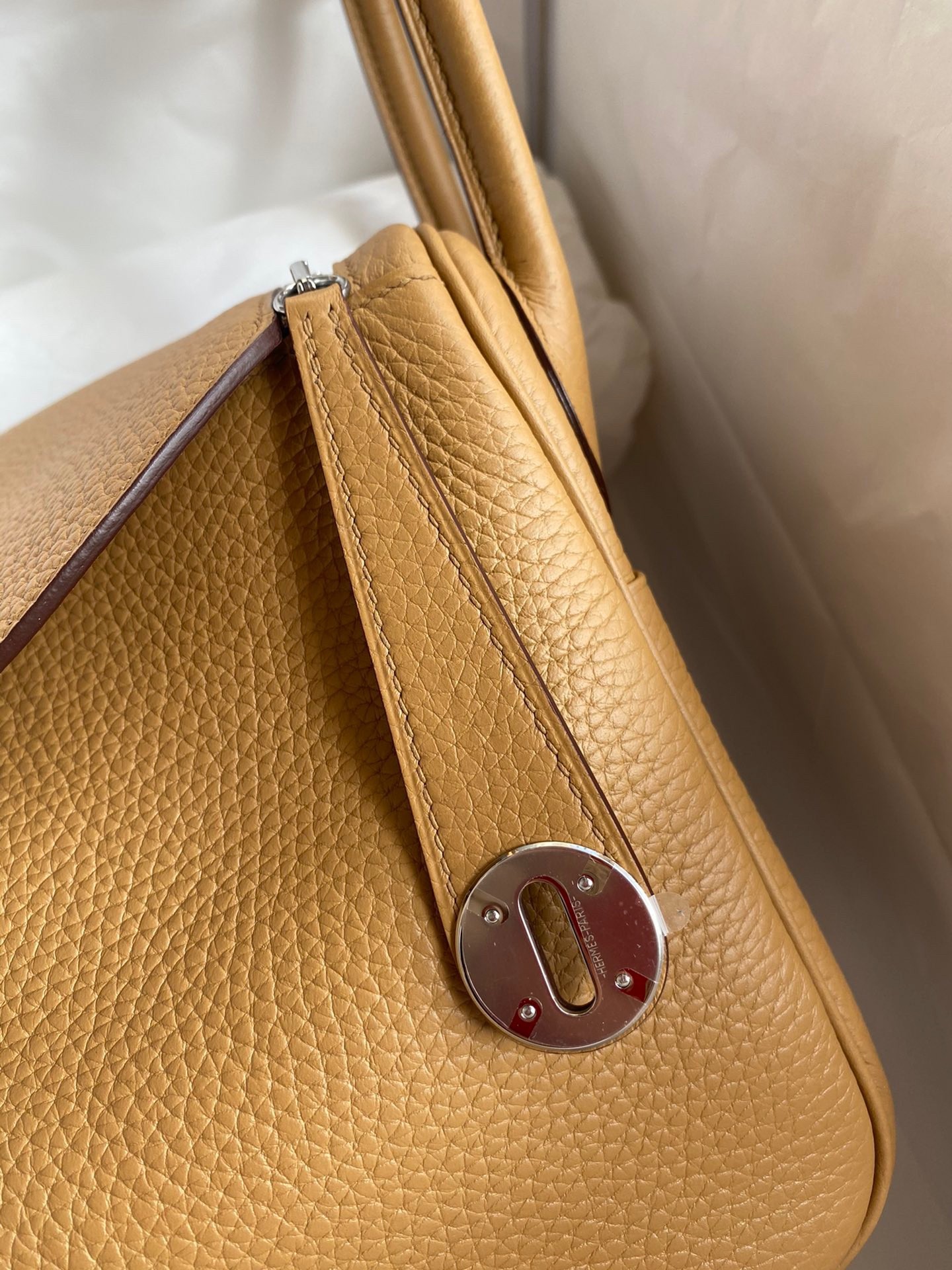 H**mes lindy 26 handmade bag in biscuit clemence leather