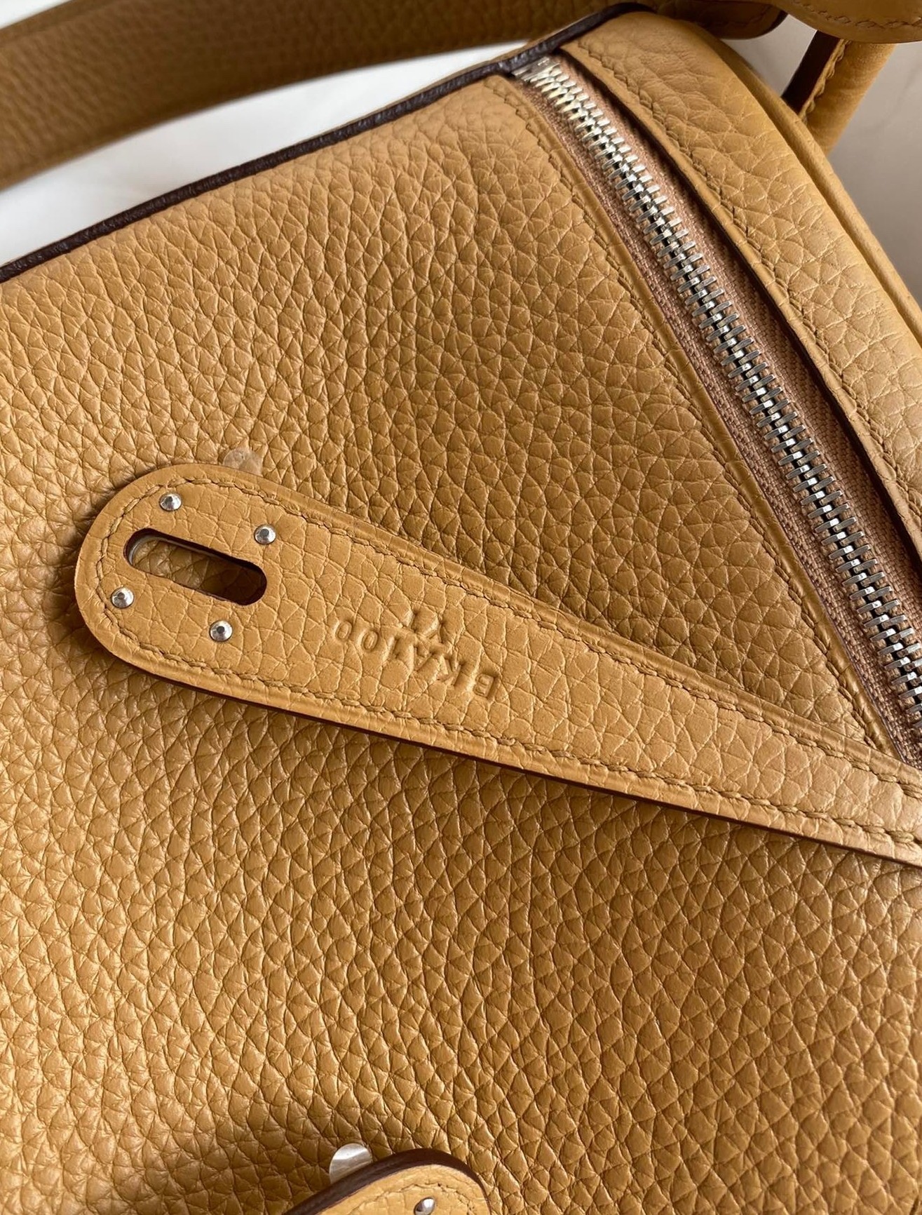 H**mes lindy 26 handmade bag in biscuit clemence leather