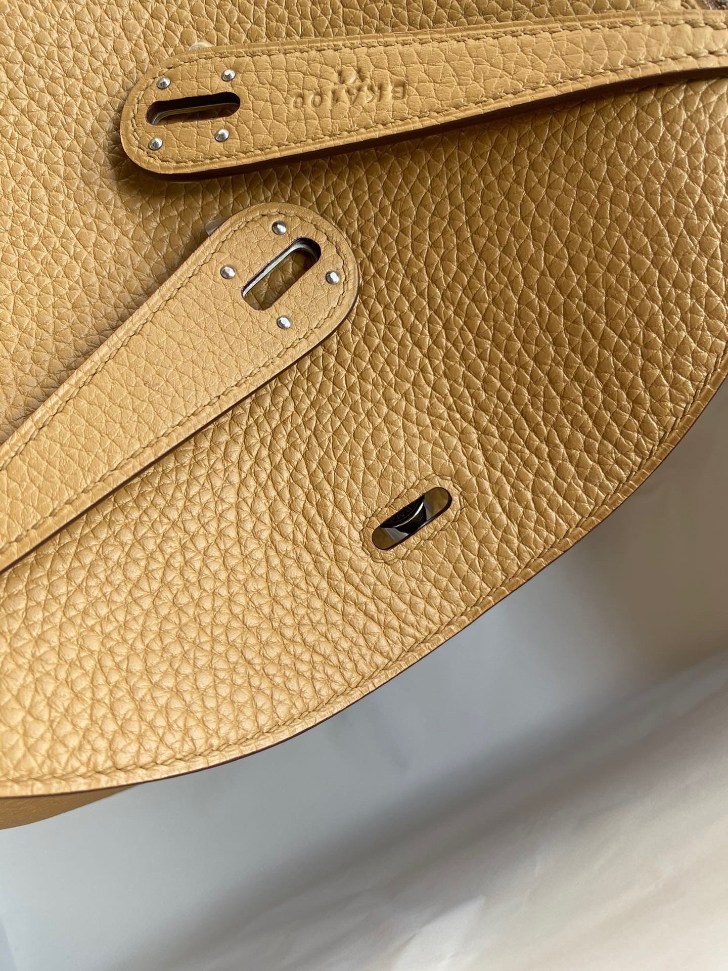 H**mes lindy 26 handmade bag in biscuit clemence leather