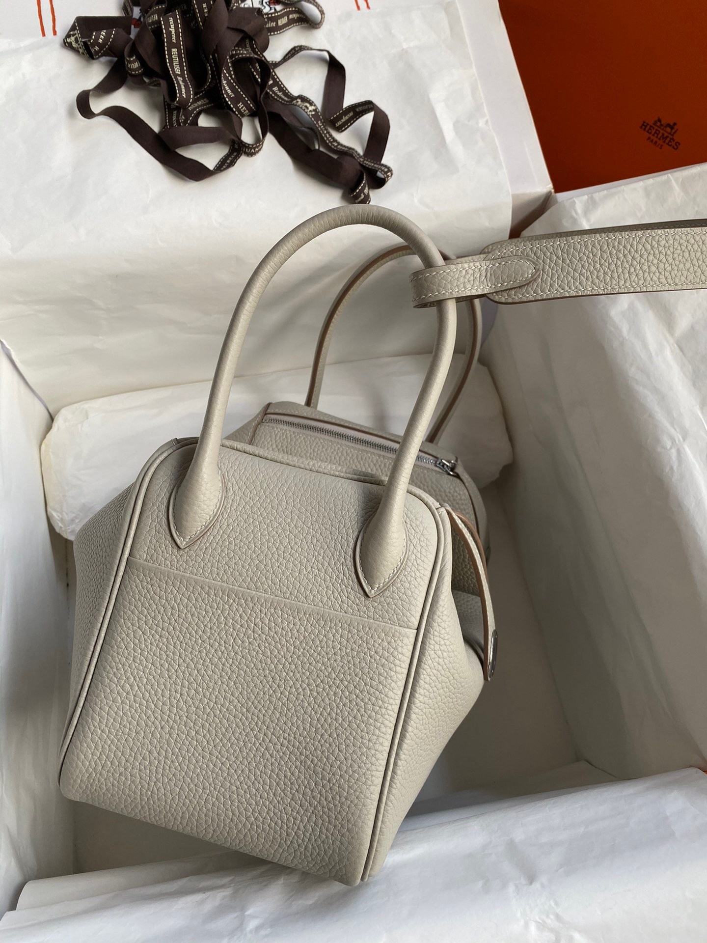 H**mes lindy 26 handmade bag in beton clemence leather