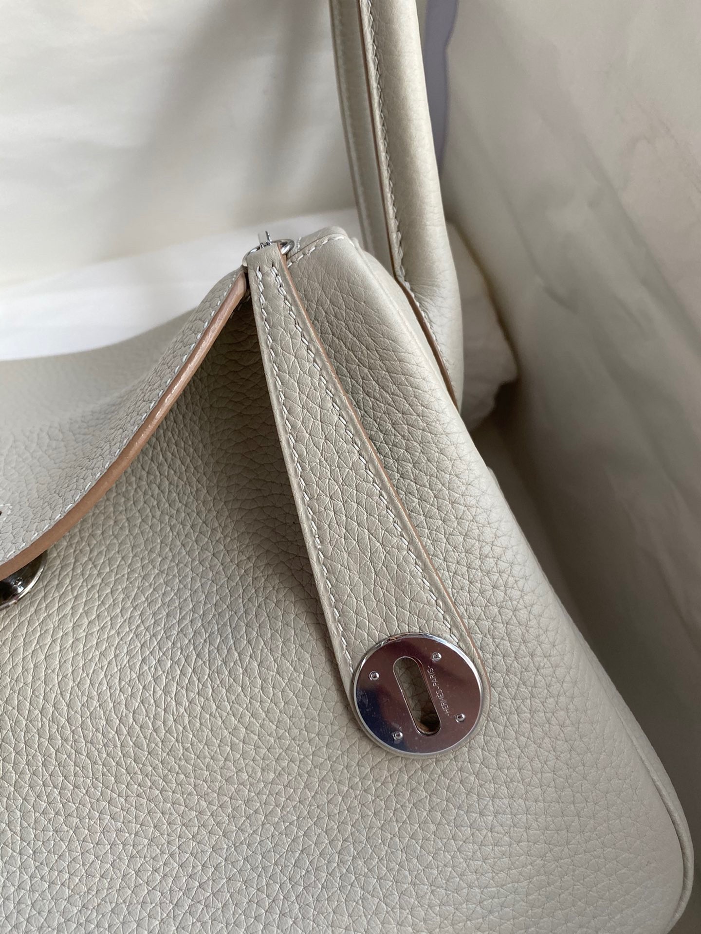 H**mes lindy 26 handmade bag in beton clemence leather