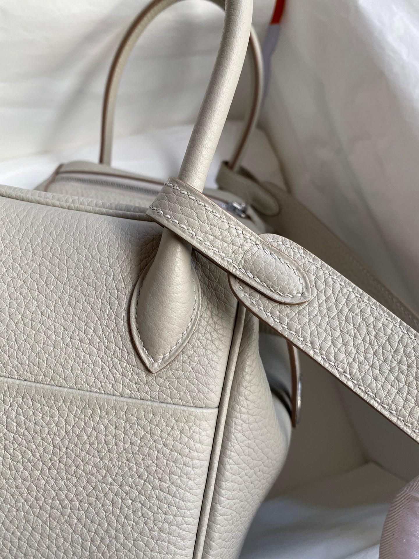 H**mes lindy 26 handmade bag in beton clemence leather
