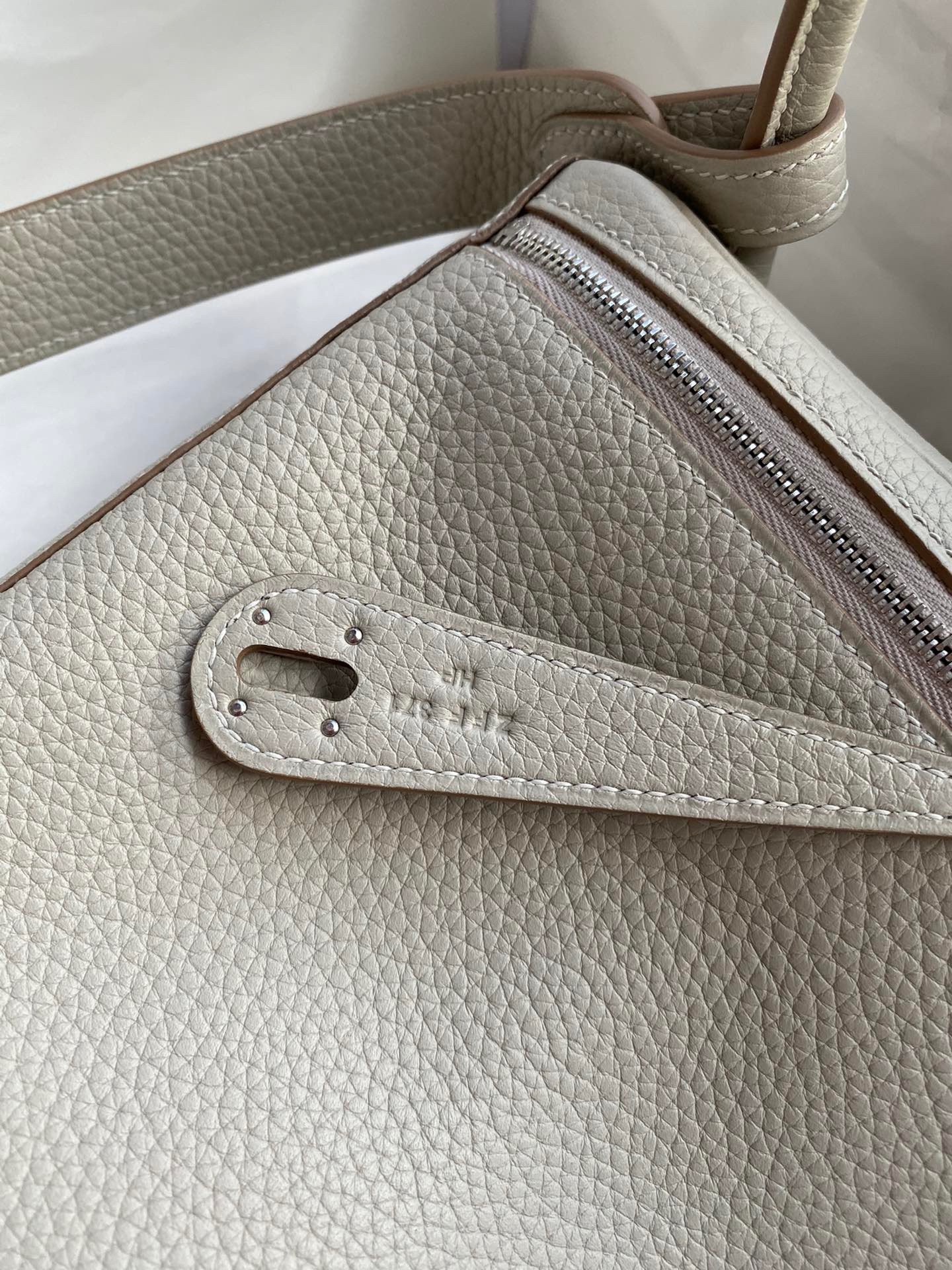H**mes lindy 26 handmade bag in beton clemence leather