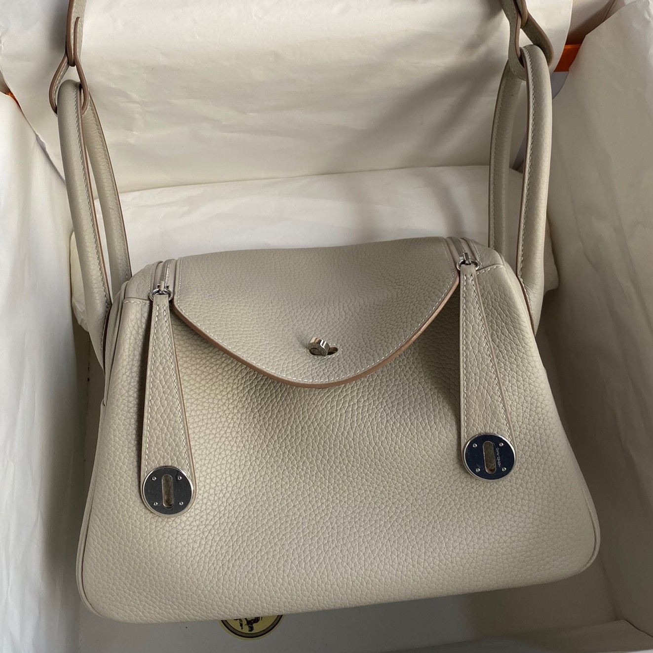 H**mes lindy 26 handmade bag in beton clemence leather
