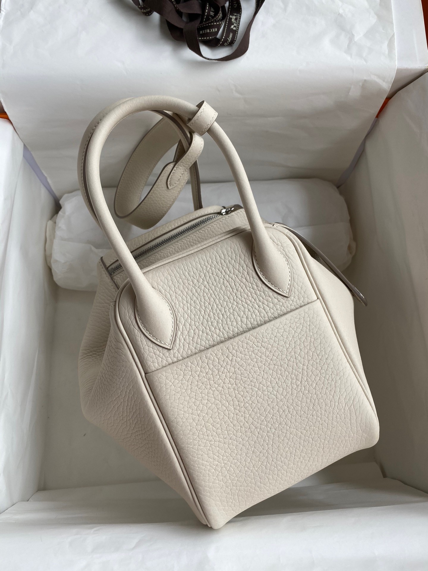 H**mes lindy 26 handmade bag in craie clemence leather