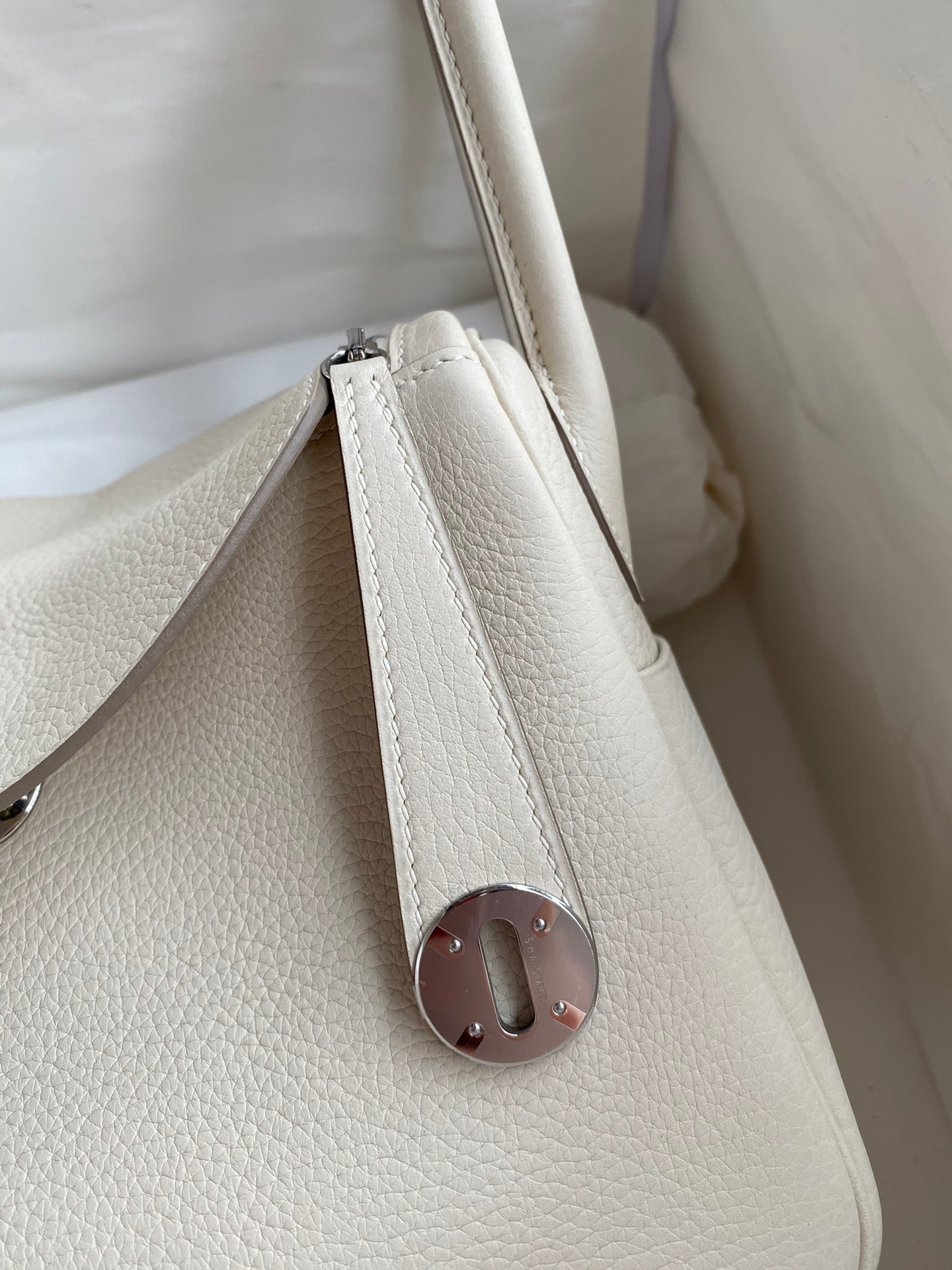 H**mes lindy 26 handmade bag in craie clemence leather