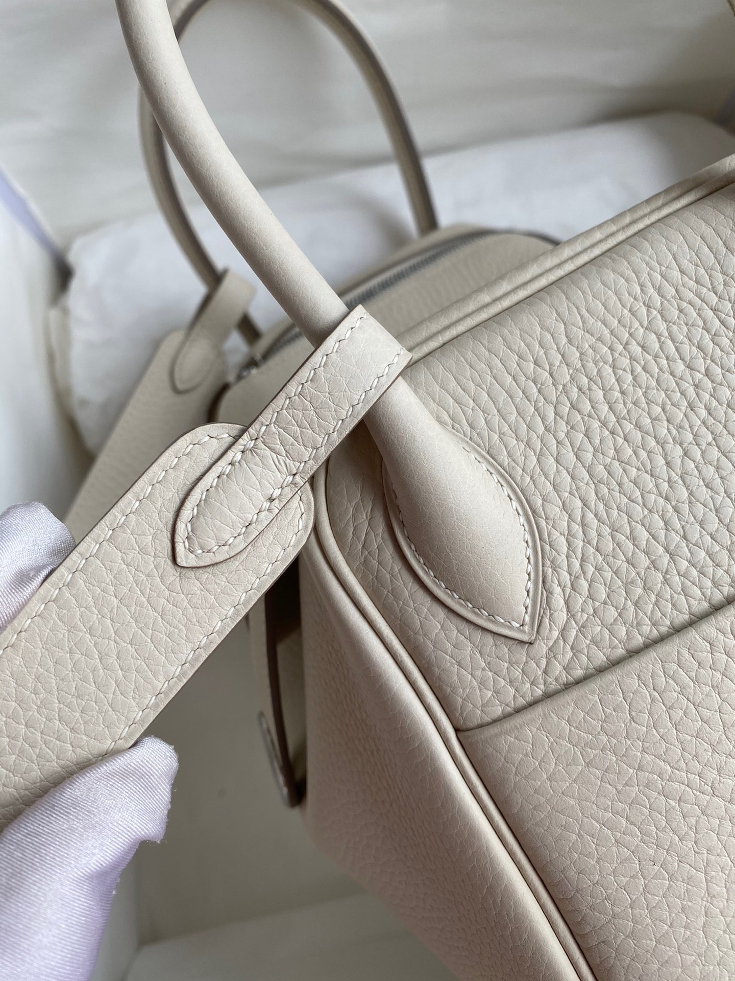 H**mes lindy 26 handmade bag in craie clemence leather