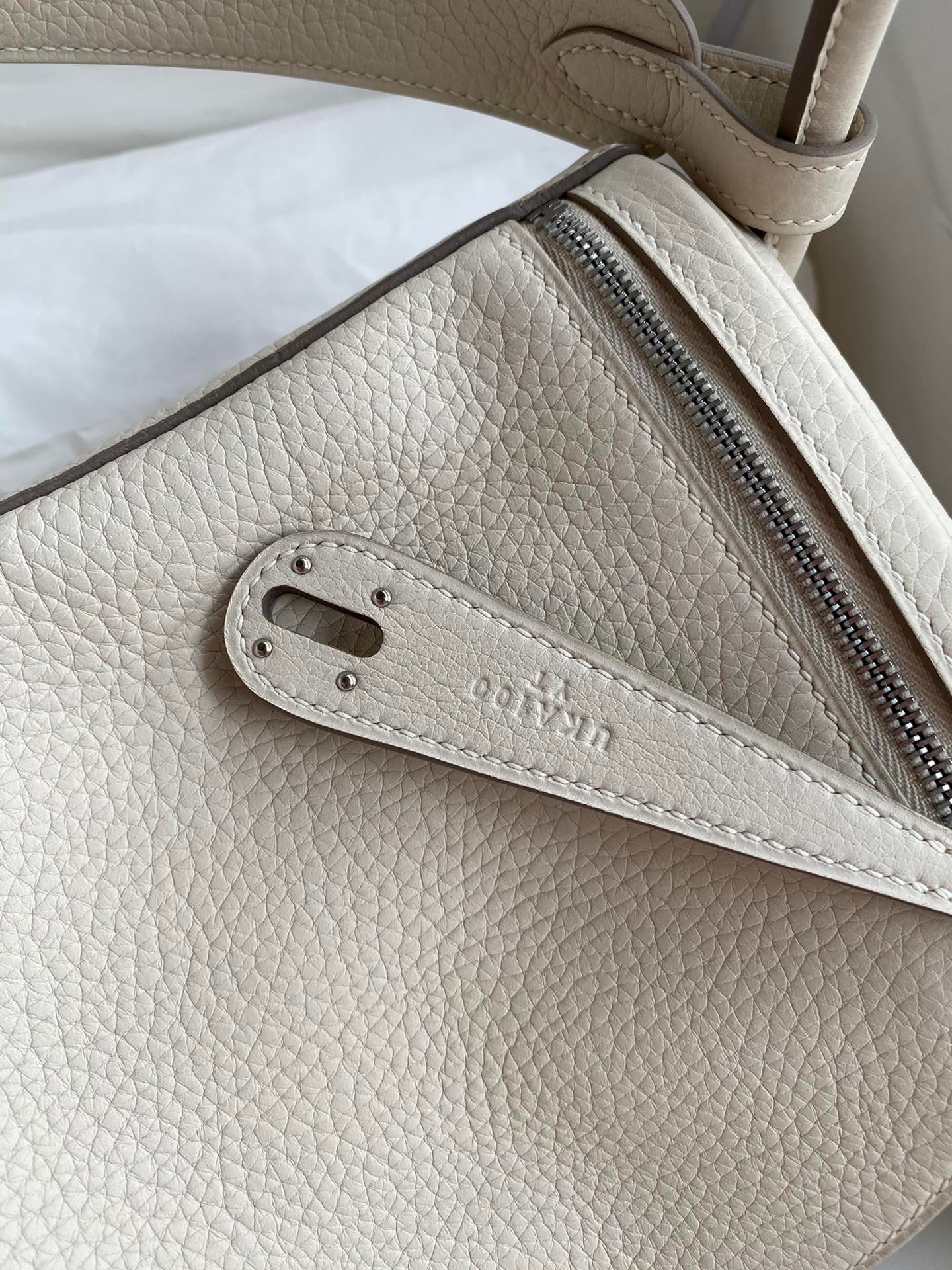 H**mes lindy 26 handmade bag in craie clemence leather