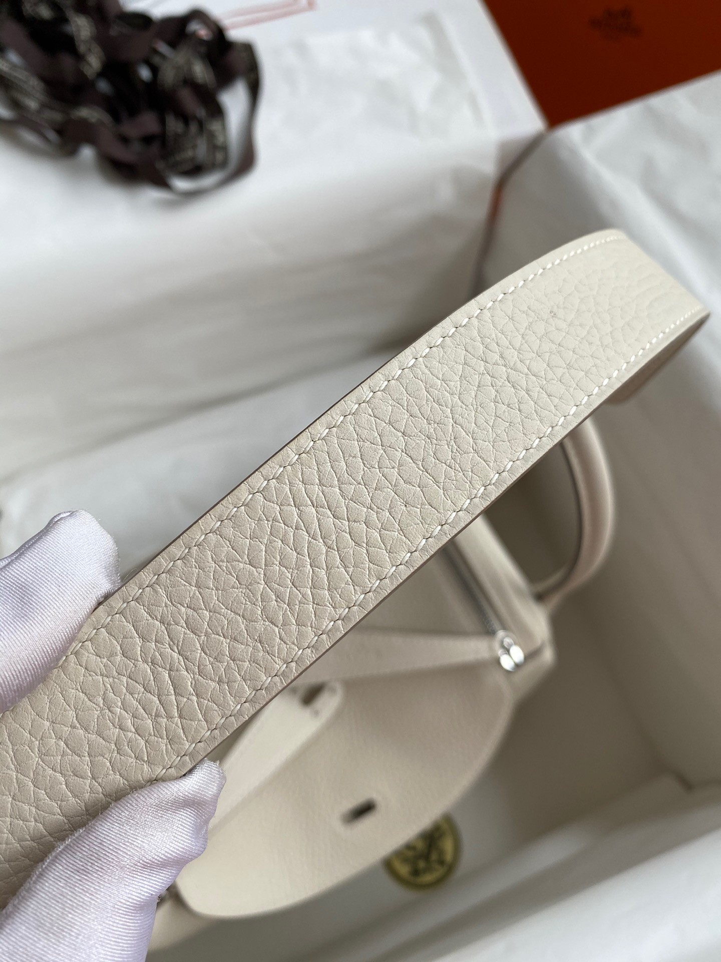 H**mes lindy 26 handmade bag in craie clemence leather