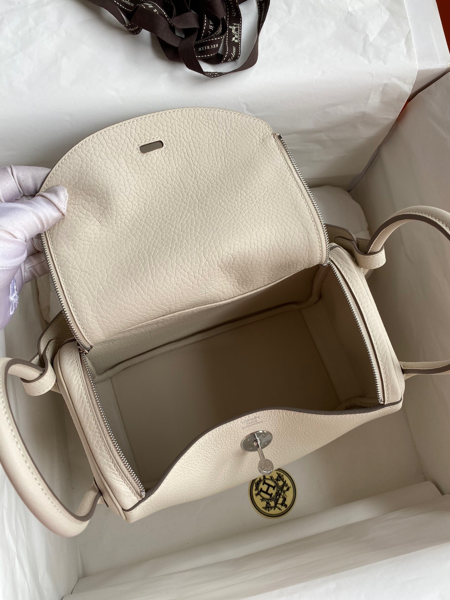 H**mes lindy 26 handmade bag in craie clemence leather