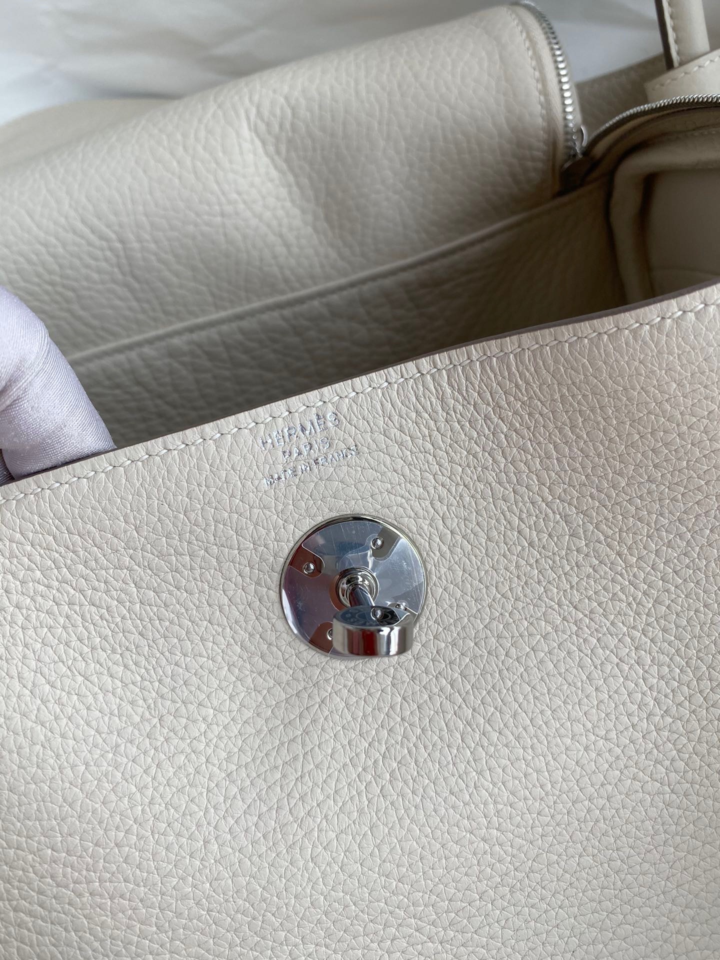 H**mes lindy 26 handmade bag in craie clemence leather