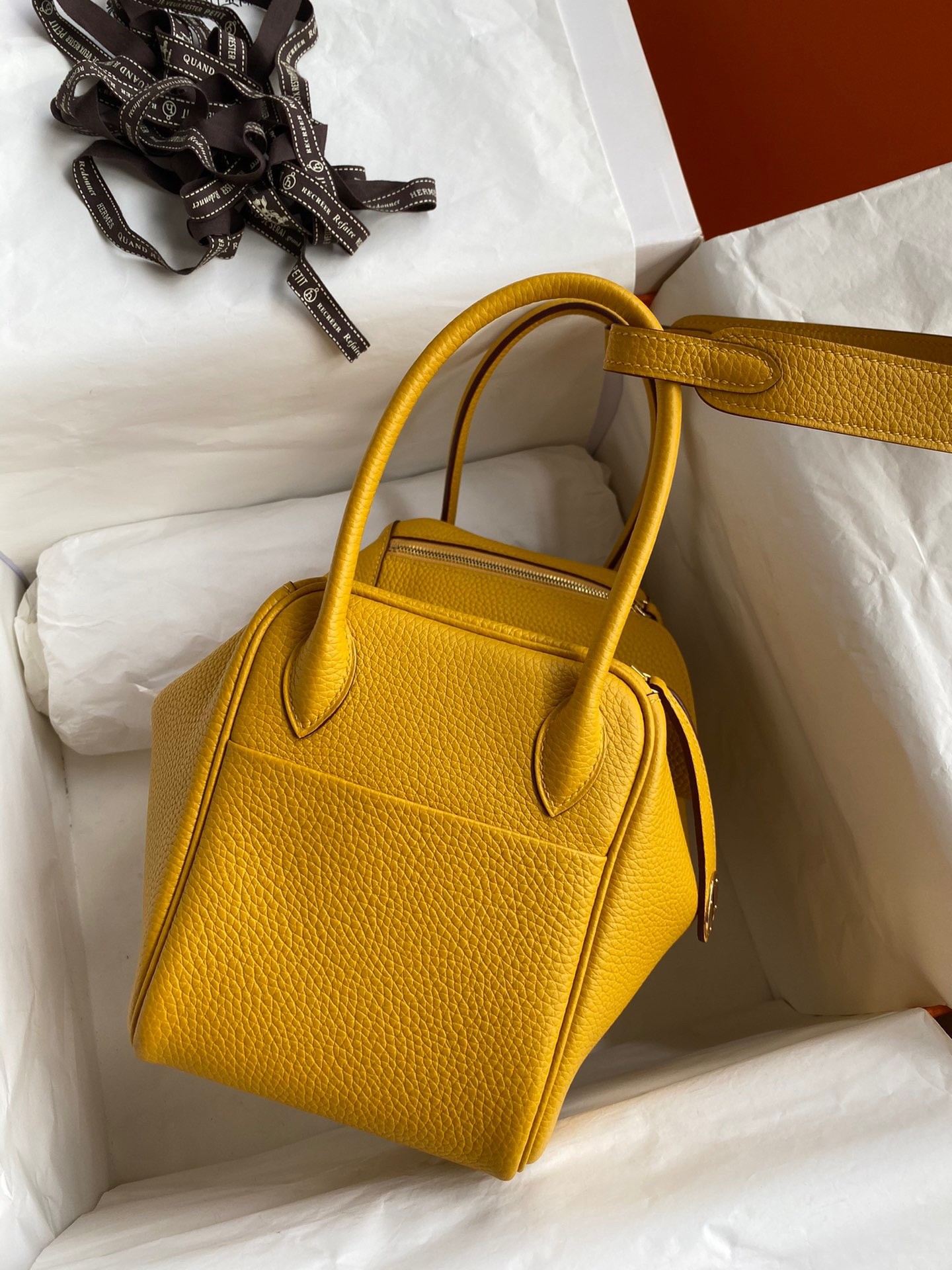 H**mes lindy 26 handmade bag in jaune ambre clemence leather