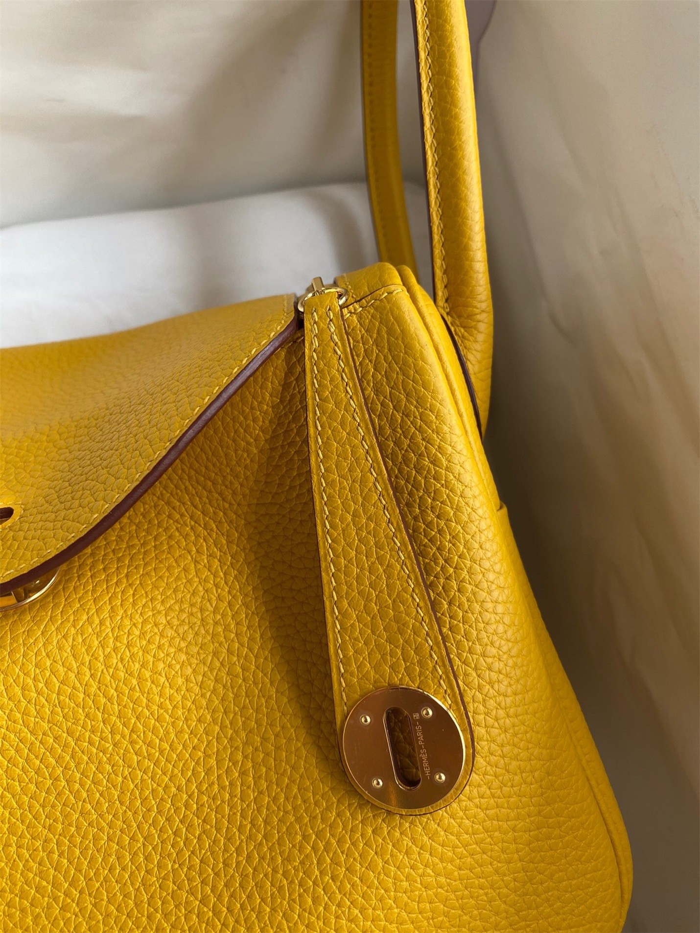 H**mes lindy 26 handmade bag in jaune ambre clemence leather