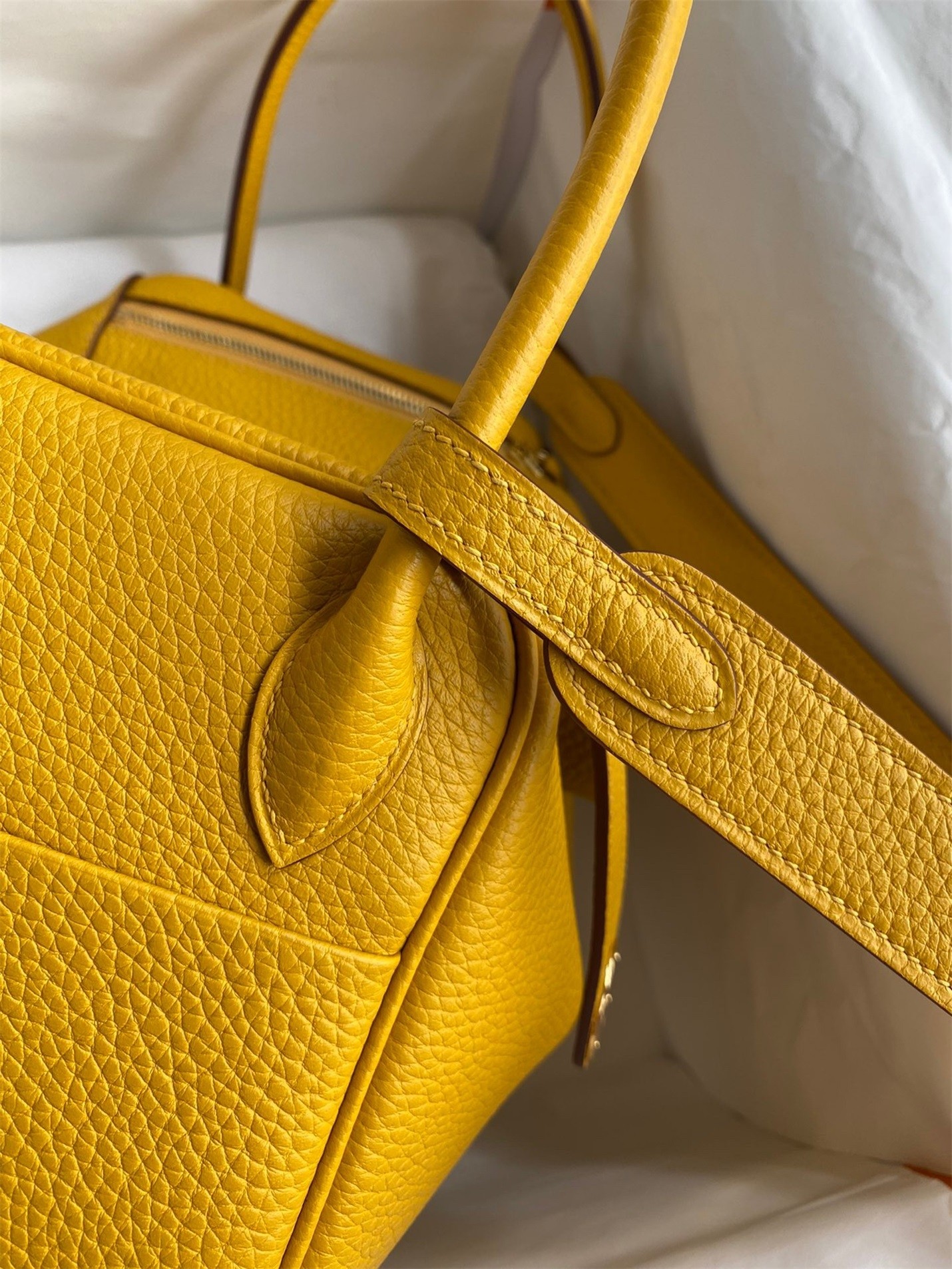 H**mes lindy 26 handmade bag in jaune ambre clemence leather