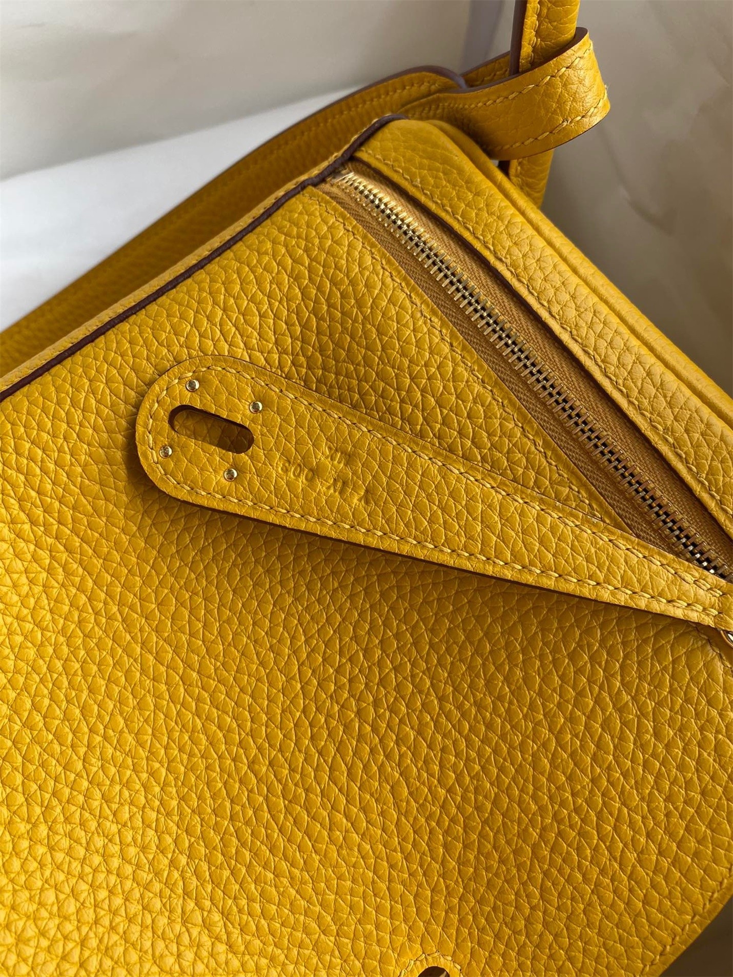 H**mes lindy 26 handmade bag in jaune ambre clemence leather