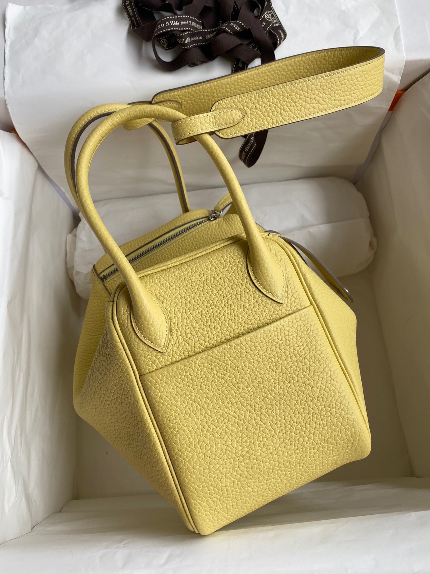 H**mes lindy 26 handmade bag in jaune poussin clemence leather