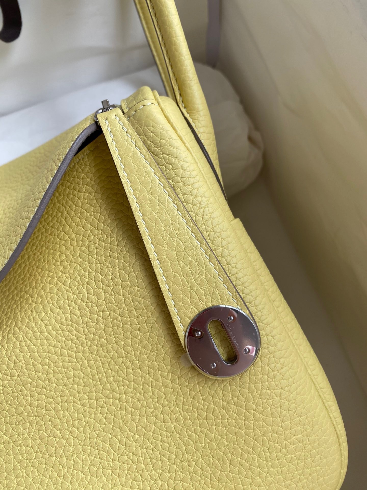H**mes lindy 26 handmade bag in jaune poussin clemence leather