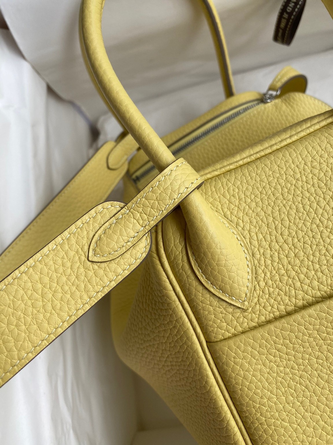 H**mes lindy 26 handmade bag in jaune poussin clemence leather