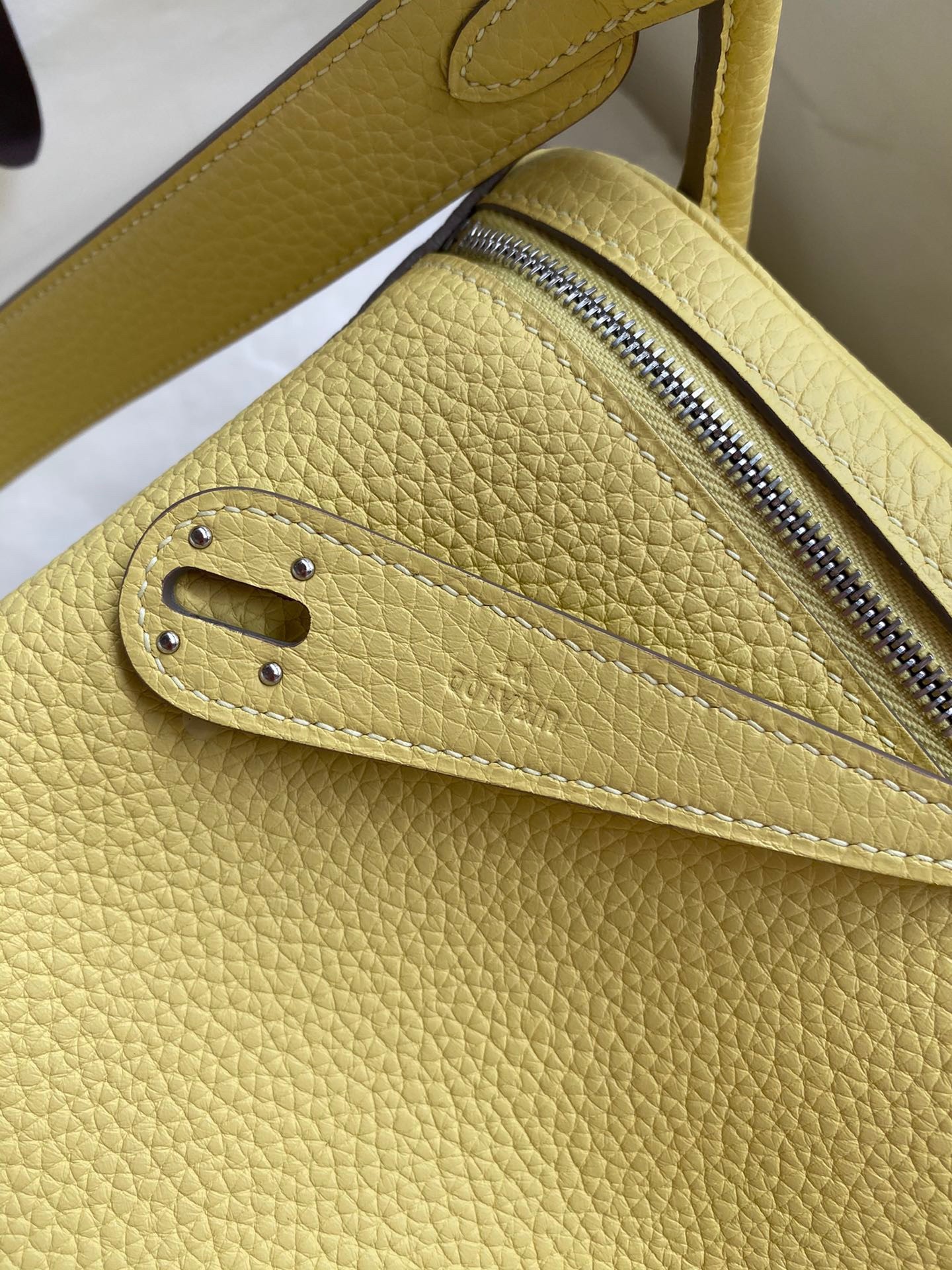 H**mes lindy 26 handmade bag in jaune poussin clemence leather
