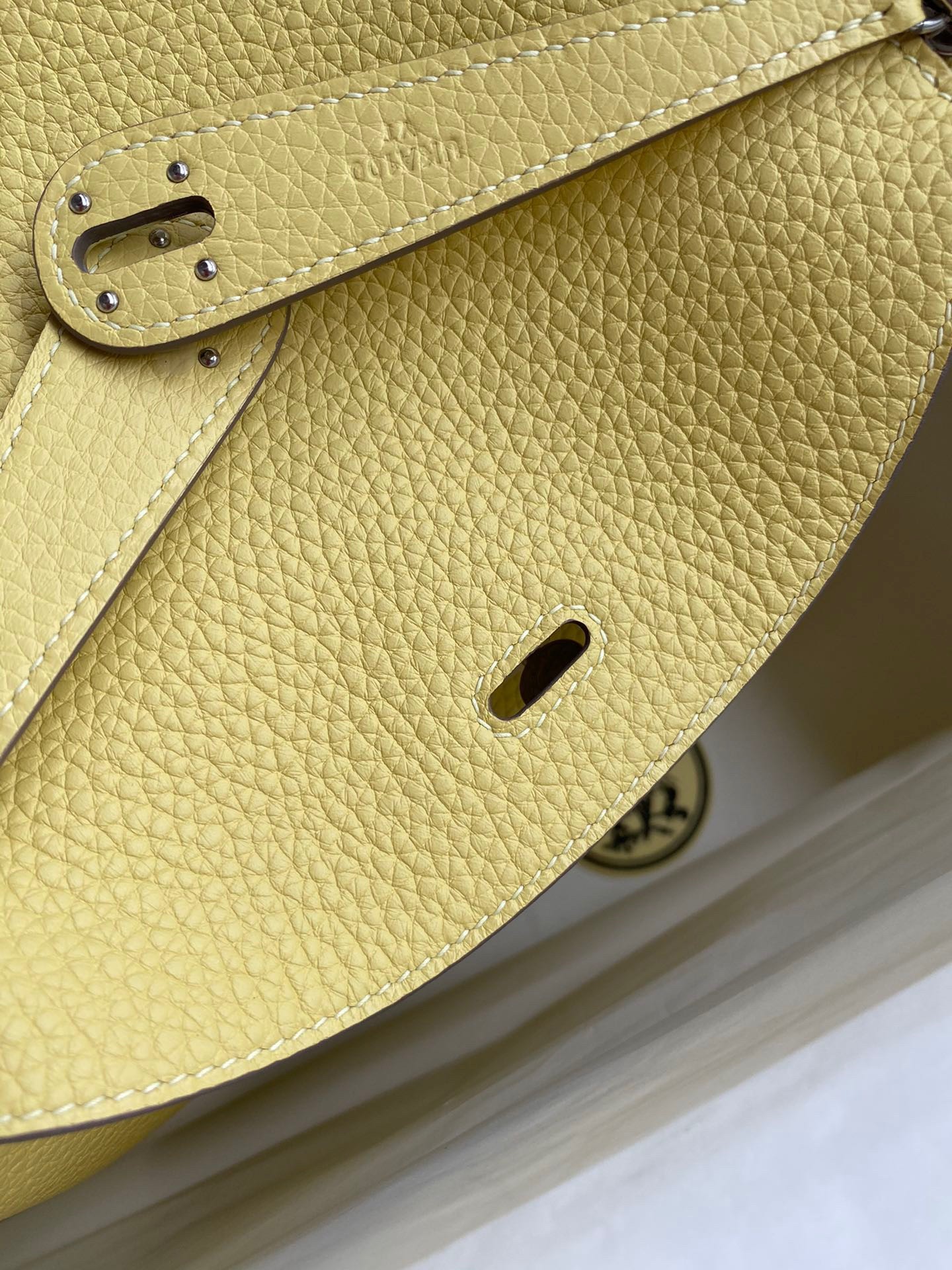 H**mes lindy 26 handmade bag in jaune poussin clemence leather