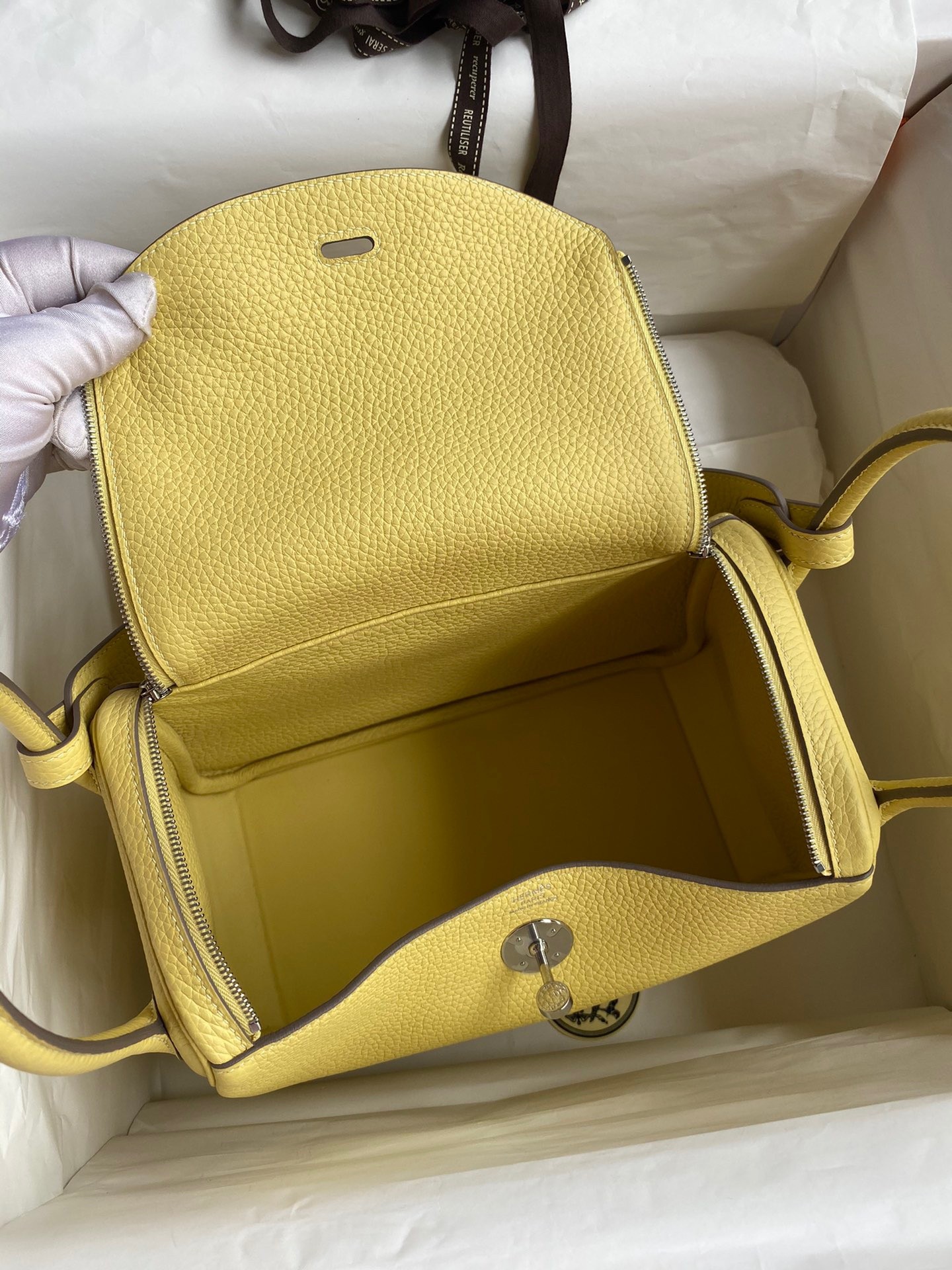 H**mes lindy 26 handmade bag in jaune poussin clemence leather