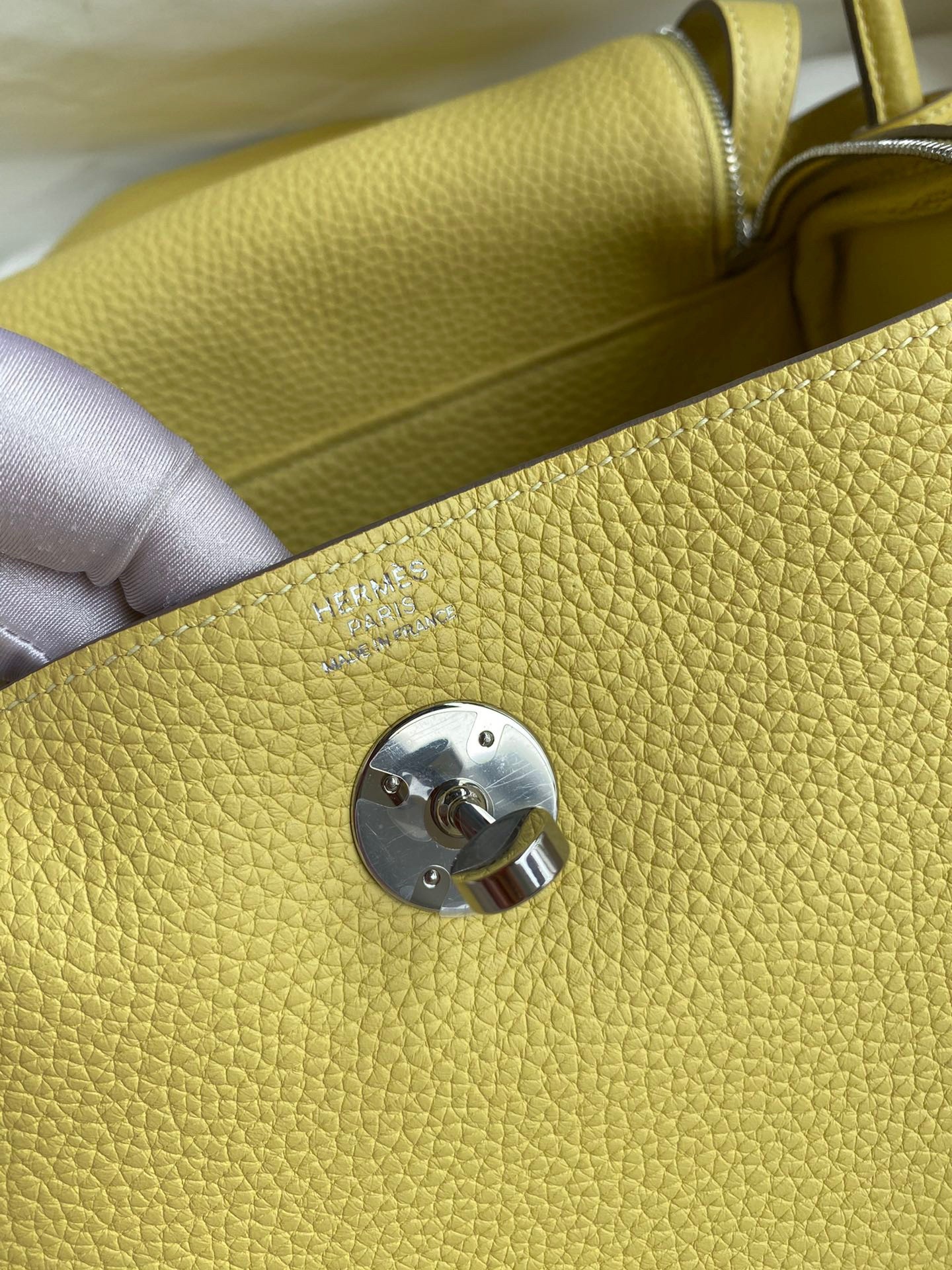H**mes lindy 26 handmade bag in jaune poussin clemence leather