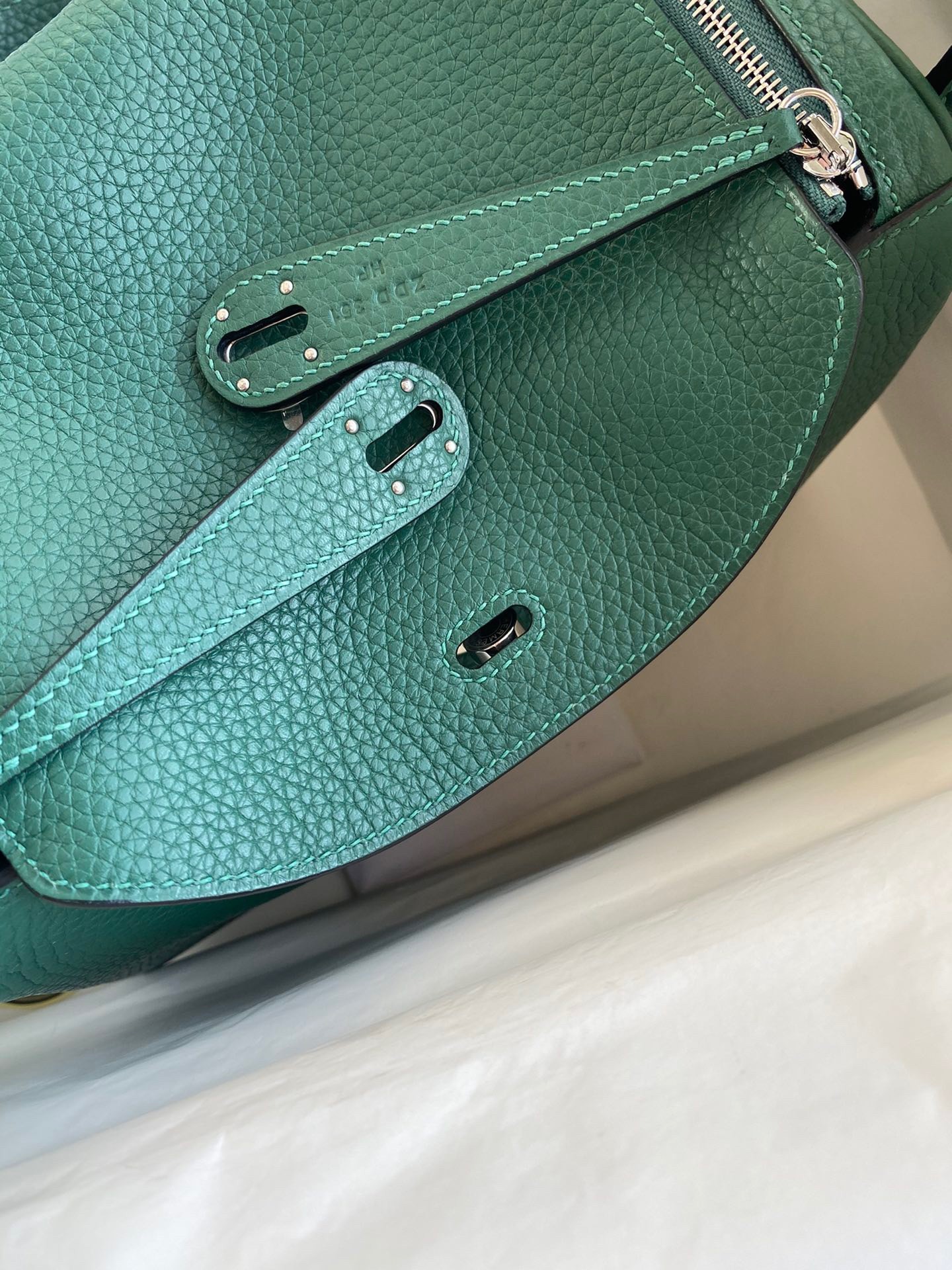 H**mes lindy 26 handmade bag in malachite clemence leather